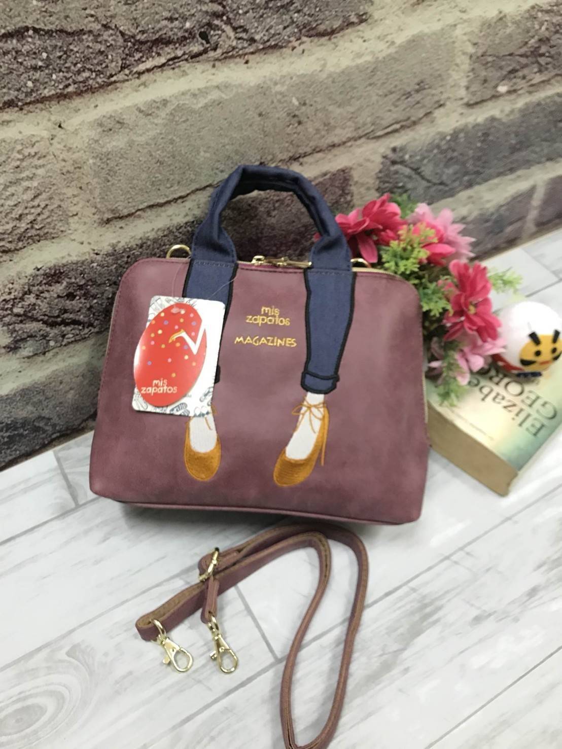 Mis Zapatos mini shoulder Bag กระเป๋าถือหรือสะพาย แบรนด์ดังจากญี่ปุ่น วัสดุหนัง pu เปิดปิดด้วยซิป ภายในแยกช่องเป็นสัดส่วน มาพร้อม สายสะพายยาวปรับ freesize ค่ะ ขนาดกำลังดี น้ำหนักเบา Rare item ค่ะ