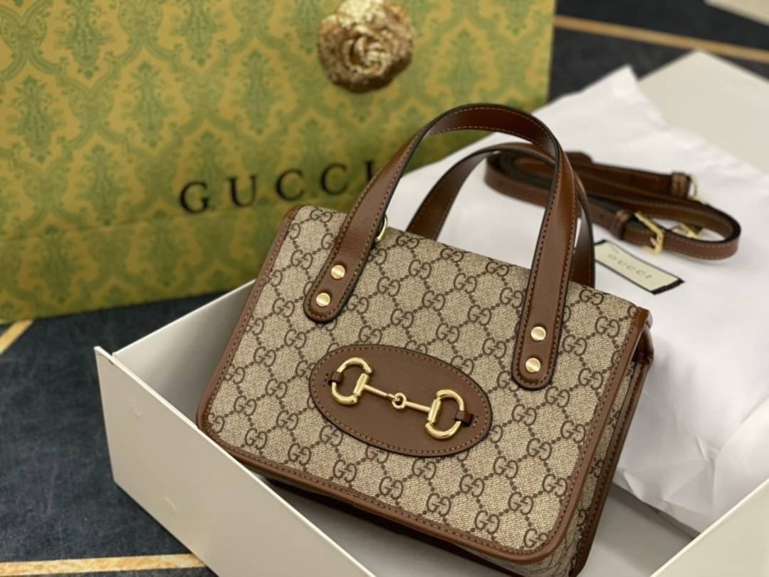 หนังแท้ GUCCI Horsebit 1955 leather-trimmed printed coated-canvas shoulder bag คอลเลคชั่นใหม่ล่าสุด ดาราเซเลปใช้กันเพียบ กระเป๋าถือ (ไม่มีสายสะพาย) ดีไซน์สวย เชื่อได้เลยใบนี้สาวๆต้องหลงรัก จนวางไม่ลงเลยน้า