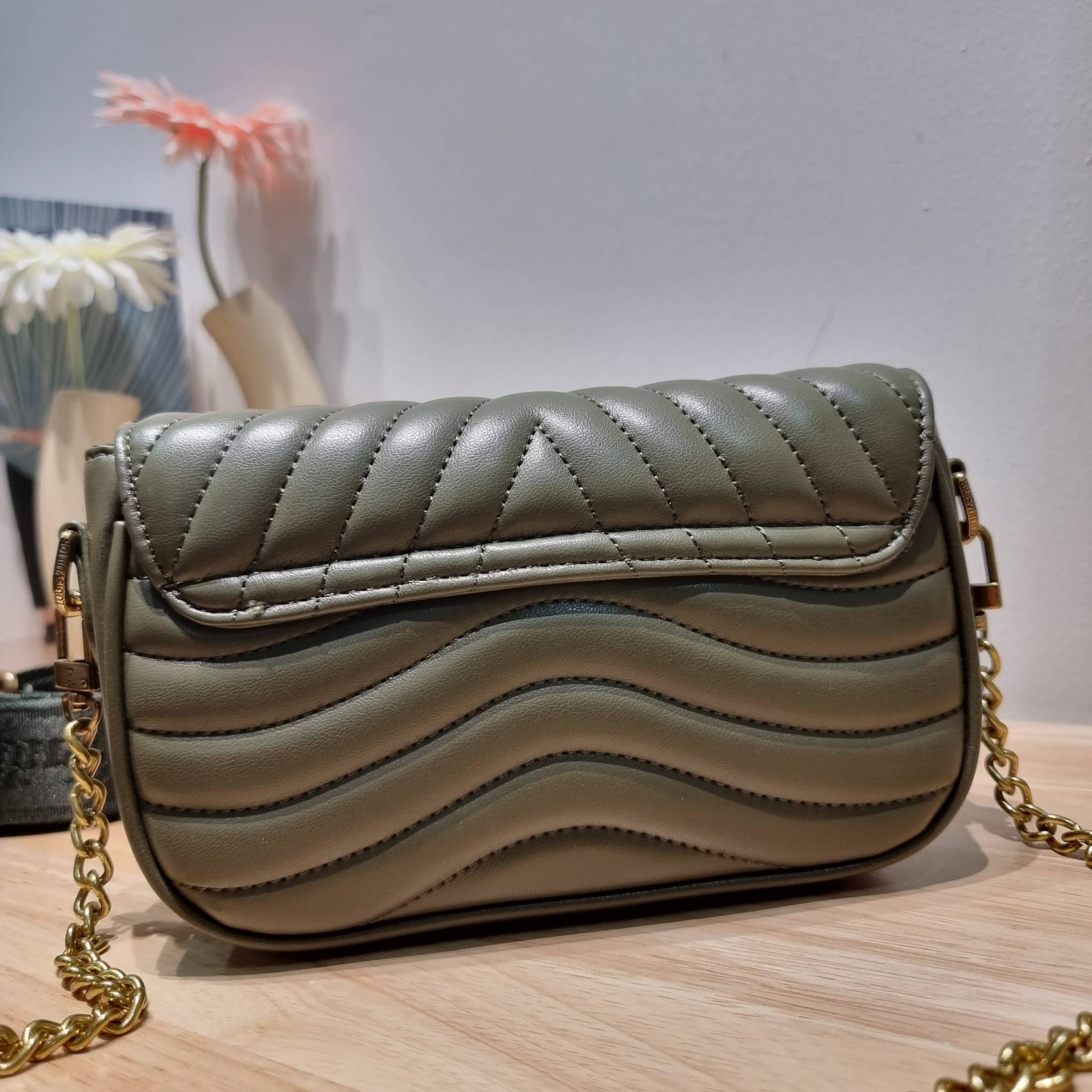 LV new wave pochette multi bag กระเป๋าสะพายมัลติฟังก์ชั่น มาพร้อม box set รับรองว่าดีงาม ลูกเล่นคลาสสิคผสานความวินเทจ มีสายสะพายให้ 2 เส้น และกระเป๋าใบลูก เล็กน่ารัก