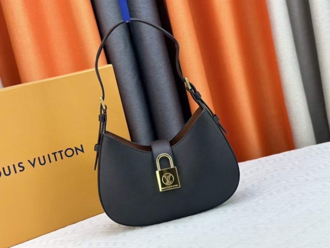 LV Low Key Shoulder Bag กระเป๋าถือดีไซน์เรียบหรูสไตล์ quiet luxury ตกแต่งแม่กุญแจ LV เกรดออริ 1:1 ใช้งานต่างประเทศได้