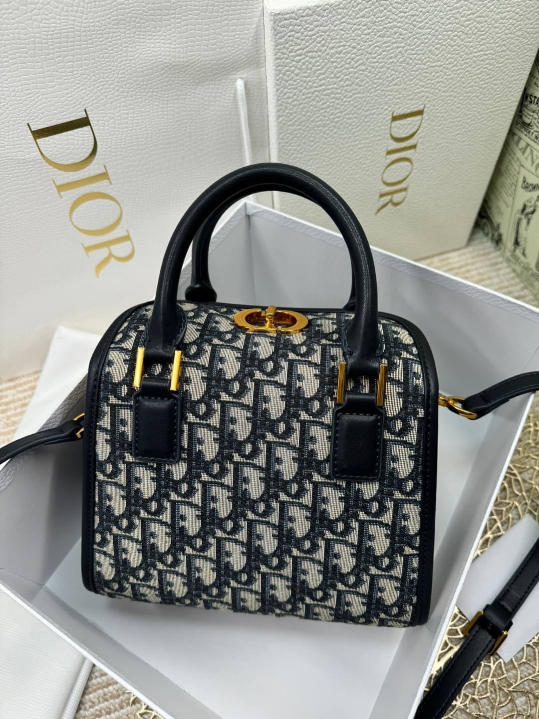 DIOR SMALL BOSTON BAG White Box Calfskin / DIOR Box Bag พร้อมส่ง กระเป๋าสะพายทรงกล่อง New for Winter 2023 คอลผู้ดี สวยหรู ตอบโจทย์และแมทช์ได้กับทุกลุคทุกสไตล์