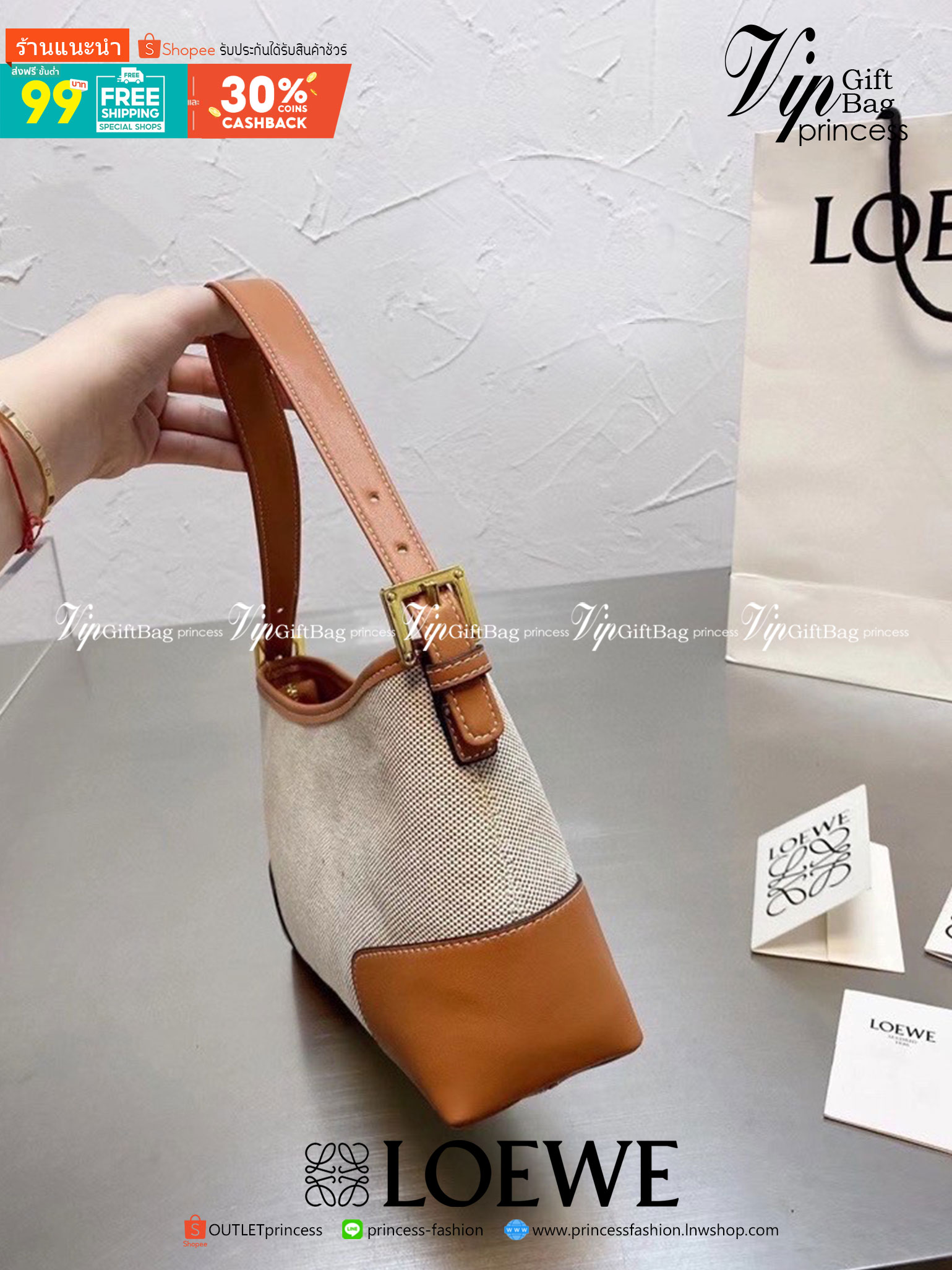 VIP 】LOEWE SHOULDER BAG VIP GIFT WITH PURCHASE (GWP) พรีเมี่ยมกิ๊ฟ Limited จาก LOEWE PERFUME DUTYFREE COUNTER รุ่นใหม่วัสดุ Canvas Fabric ผสมผสานหนังแท้ CalfSkin ดีไซน์และโทนสีลงตัวสุดคลาสสิค เปิดปิดด้วยซิปแบรนด์อะไหล่ทอง ภายในโล่งกว้างซับในผ้าฝ้ายลายก้าง