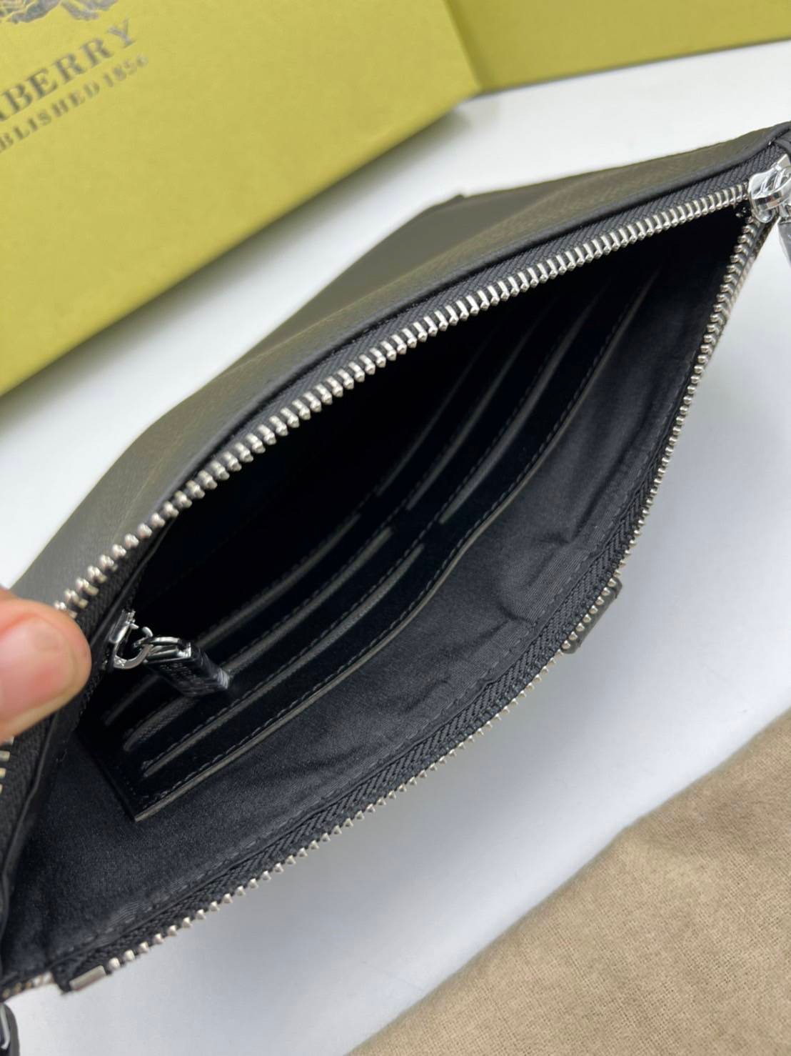 หนังแท้ BURBERRY CLUTCH BAG / BURBERRY Vintage Clutch กระเป๋าทรงคลัชท์ใช้ได้ทั้งหญิง/ชาย Unisex Clutch งานหนังแท้เกรดออริจินอล ภาพสินค้าถ่ายจากงานขายจริง ใช้งานต่างประเทศได้