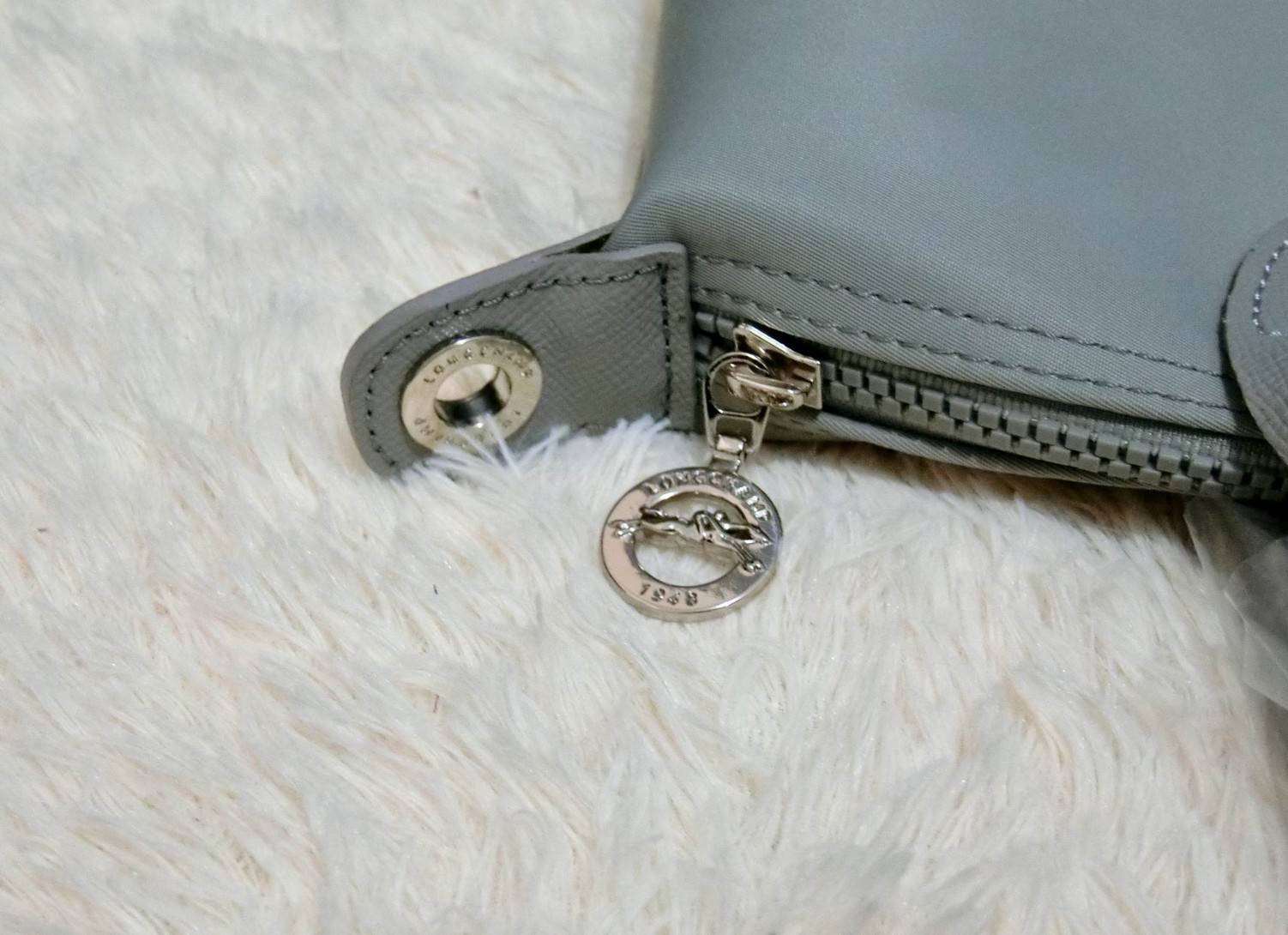 Longchamp Size S สินค้าใหม่ ของแท้!! เป็นล็อตผลิตเกินออเดอร์จากโรงงาน มาพร้อมการ์ด/ถุงผ้าแบรนด์/ถุงกระดาษแบรนด์ Size S: 25 x H. 23 x 16 cm. Color: Dusty Grey 274