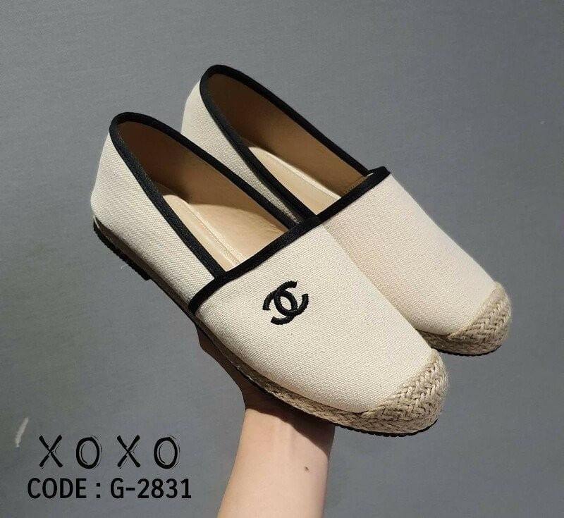 Chanel รองเท้าคัชชู ผ้าแคนวาส เรียบ สวย หรู ปักโลโก้แบรนด์ด้านข้าง หน้ากว้าง ใส่สบาย น้ำหนักเบา แมทส์ชุดง่าย