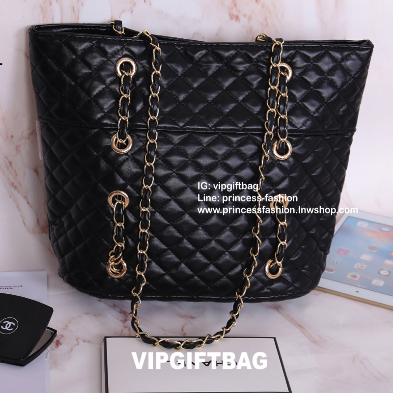 Chanel Tote Shoulder Bag With Chain VIP Gift With Purchase (GWP) สินค้า VIP Gift With Purchase (GWP) รุ่น Limited Edition พรีเมี่ยมกิ้ฟของแท้ กระเป๋าทรง tote วัสดุหนังเรียบลายตาราง สวยหรู อะไหล่ทอง ด้านหน้าแต่งโซ่ร้อยหนัง ดีเทลโดดเด่น พร้อมเย็บโลโก้หนัง C