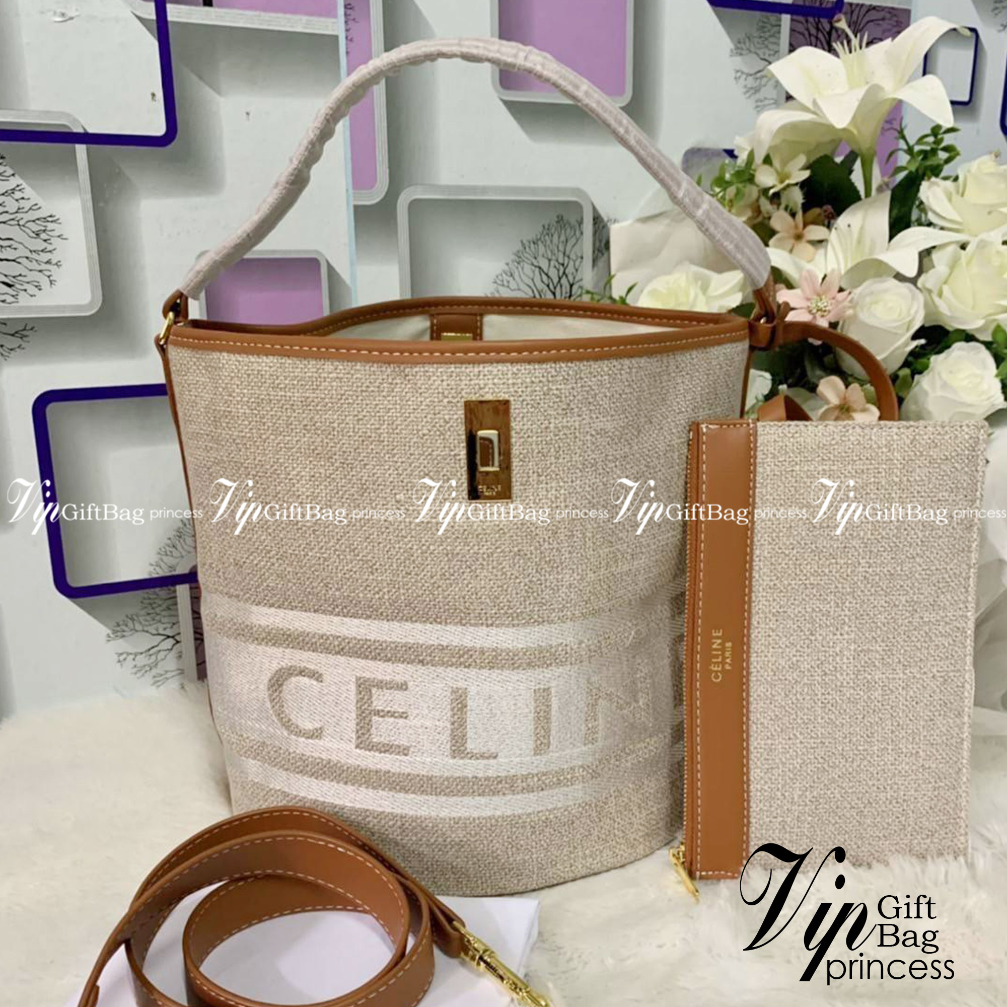 Celine Bucket Bag In Textile with Celine Logo สาว ๆ คนไหนกำลังมองหากระเป๋าสะพายที่สามารถจุของได้แบบกำลังพอดี เราขอแนะนำเป็นใบนี้เลยค่ะ เพราะมีขนาดที่ไม่เล็กและไม่ใหญ่จนเกินไป ให้ความคล่องตัวสูง มีฐานกว้างสามารถใช้สะพายไหล่เมื่อต้องการออกงานทางการหรือจะสะพ