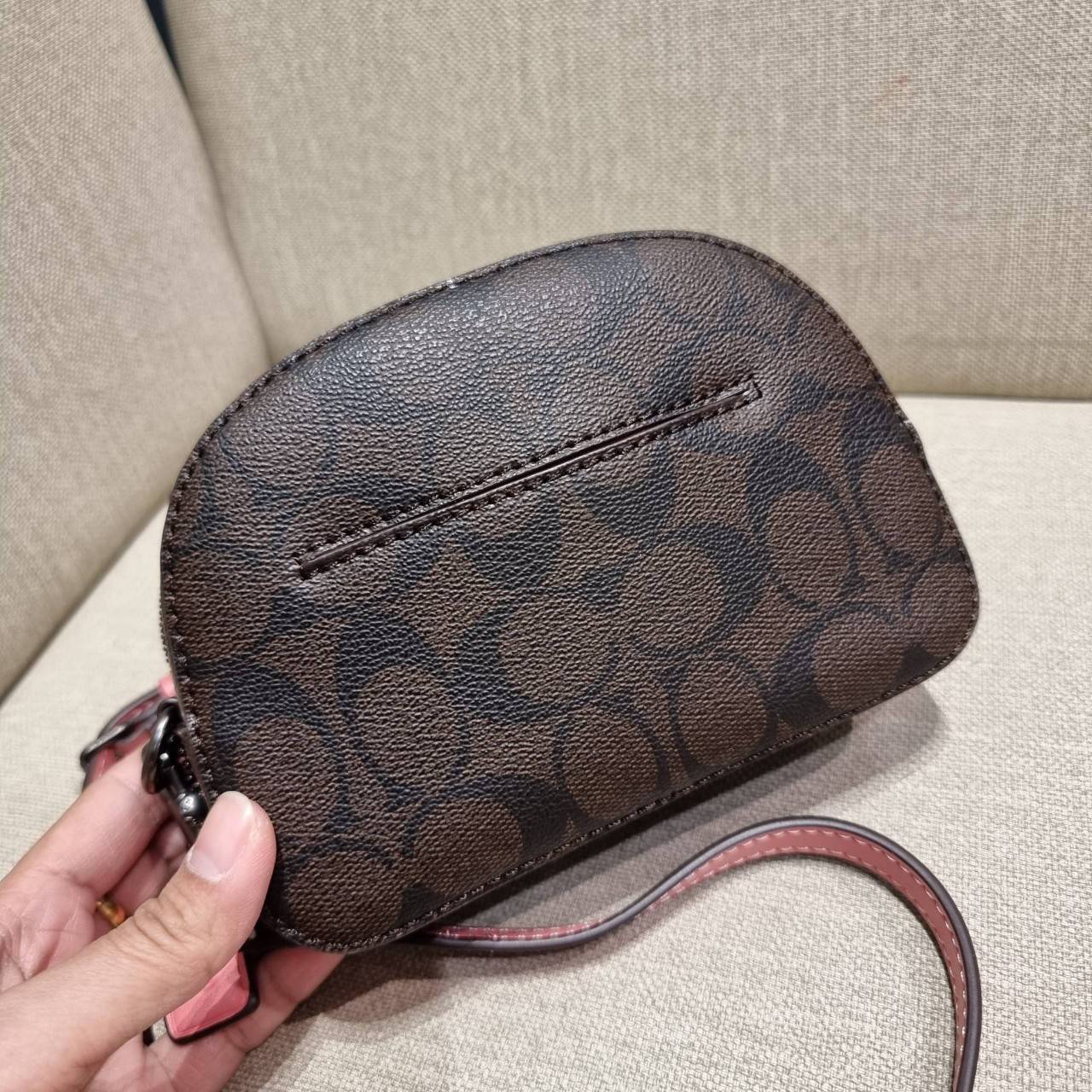 COACH 2628 MINI SERENA CROSSBODY IN SIGNATURE CANVAS ใหม่ที่สุด!! พร้อมส่งทุกสีเด็ด!! ย่อส่วนกระเป๋าสะพายคอลเลคชั่นยอดฮิต มินิเซเรนา ที่รับรองว่าน้องน่ารักม้ากกก!! ขนาดเล็กกุ๊งกิ๊ง แต่ดีเทลยิ่งใหญ่ วัสดุหนังแคนวาสเคลือบลาย เปิด-ปิดด้วยซิป สะดวกใช้ ภายในเป