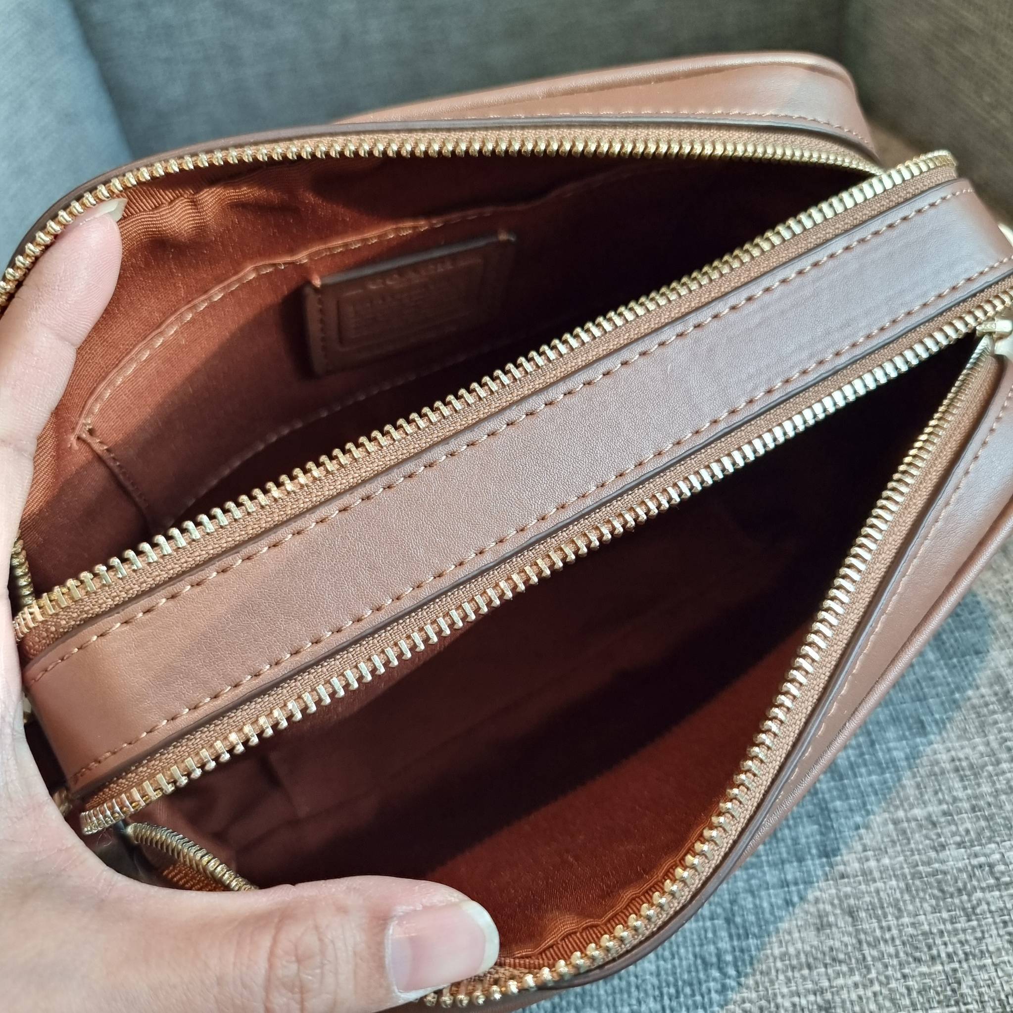 OUTLET 】COACH F68168 JES CROSSBODY IN SIGNATURE CANVAS รุ่นยอดฮิต!! กระเป๋าสะพายข้าง รุ่น 2 ซิป ใบใหญ่จุใจ สีคลาสสิคขายดี!! วัสดุหนังแคนวาสเคลือบลาย เปิด-ปิดด้วยซิป 2 ช่องหลัก ใช้งานง่าย ทรงสวยมากๆรุ่นนี้ มาพร้อมสายสะพาย crossbody ปรับได้ตามตัว ภายในใส่ขอ