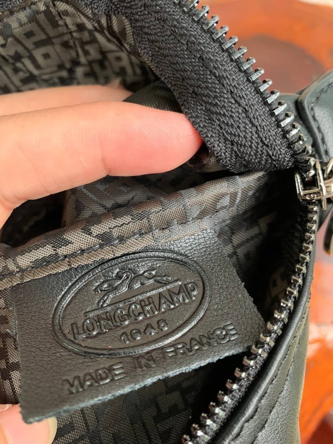 Longchamp LE PLIAGE CUIR TOP HANDLE BAG S เรียกว่าเป็นกระเป๋าอีกหนึ่งรุ่นที่ไม่ว่ายังไงก็ฮอตฮิตและติดเทรนด์ตลอดไม่เคยเปลี่ยนกับ ทรง Le Pliage Cuir หนึ่งในตระกูลกระเป๋าสุดไอคอนิกจากแบรนด์ เมื่อรุ่น Le Pliage Cuir ในรูปแบบของหนังแกะ Metis ได้ถือกำเนิดขึ้นใน