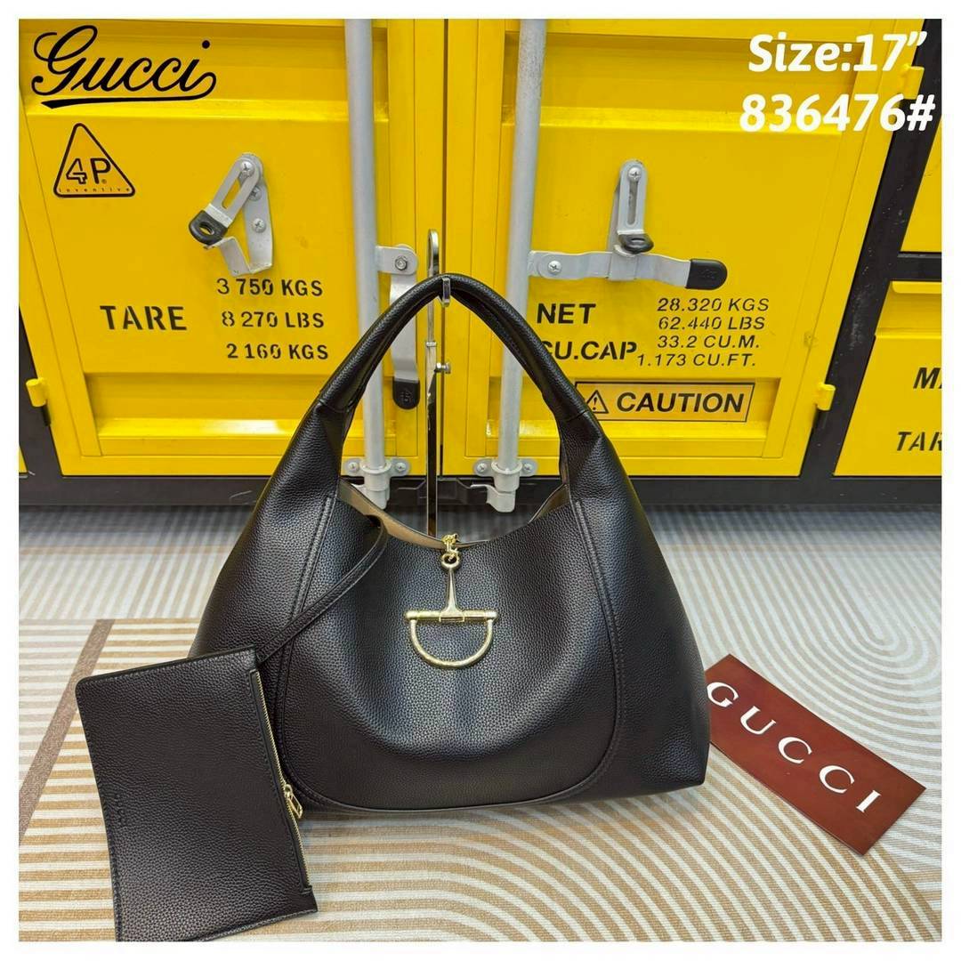 Gucci Softbit maxi shoulder bag กระเป๋าทรงโฮโบโฉมใหม่ใบใหญ่ อะไหล่เป็นเอกลักษณ์ของแบรนด์ในรูปแบบ Horsebit ครึ่งรูปขนาดใหญ่ หรูหราและใช้งานสะดวก รูปทรงสไตล์สบายๆ หนังลายเกรนสวยหรูนุ่มนวลพร้อมเท็กเจอร์อันโดดเด่น