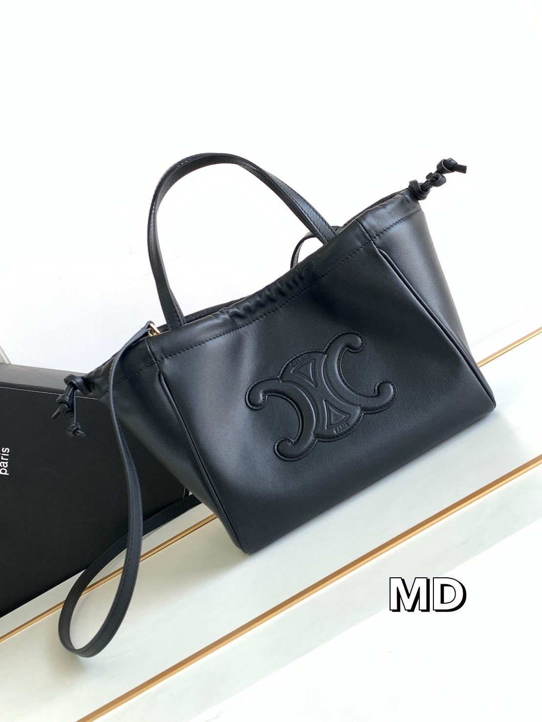 CELINE Small Cabas Drawstring Cuir Triomphe / CELINE TOTE BAG กระเป๋าทรงโท้ทน่ารักน่าใช้ ตัวกระเป๋าหนังนุ่มมาก ปากกระเป๋าเป็นหูรูดดึงปรับทรงได้สองแบบสองสไตล์