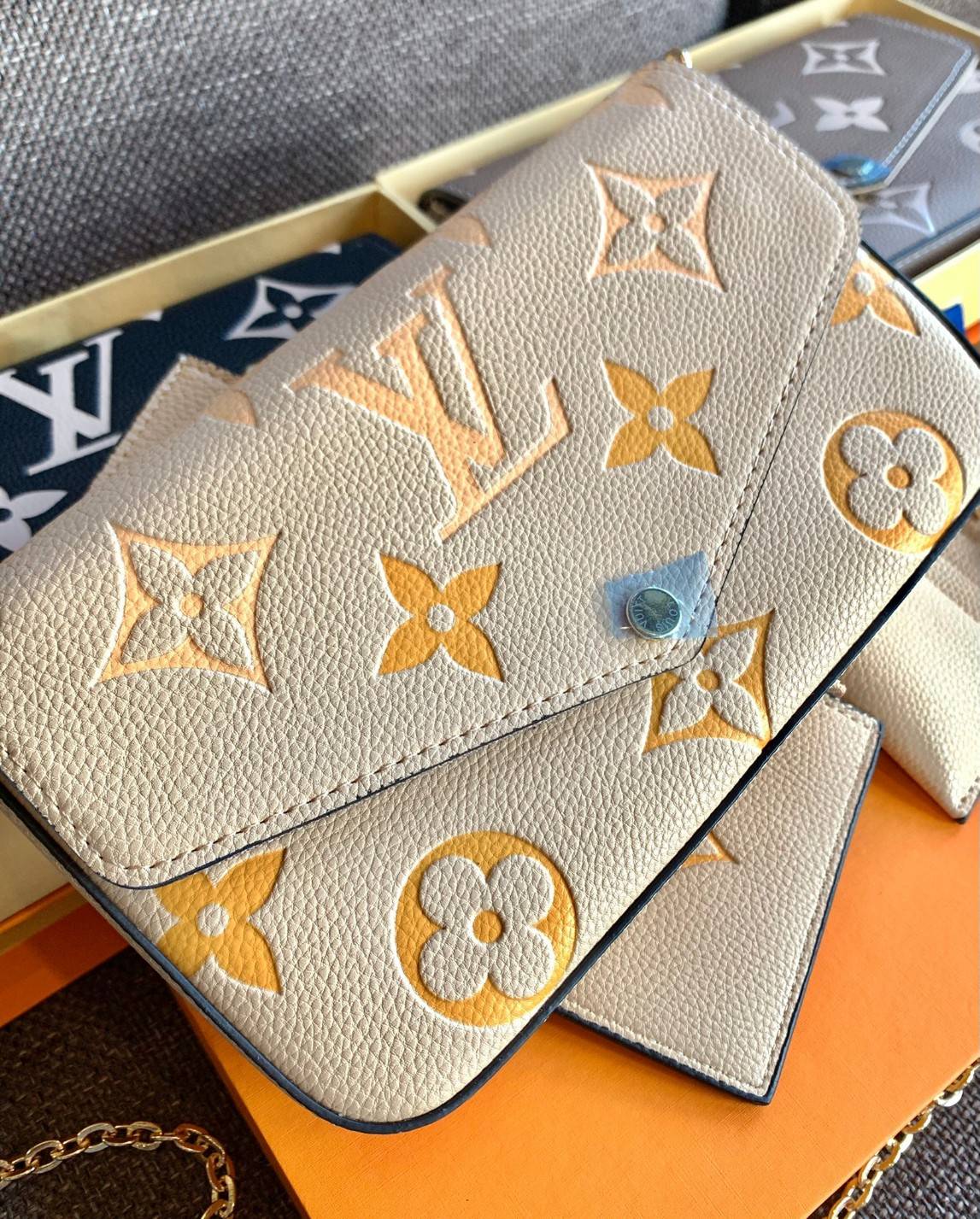VIP 】Louis Vuitton Pochette Felicie ใบจริงหนังสวยมากๆค่า! ✔️กระเป๋าแบบคลัท มีสายสะพายโซ่มาให้ด้วยค่ะ ✔️หนังแกะสังเคราะห์อย่างดี ลายหนังสวย ปั้มลายแบรนด์ทั้งใบ ✔️รุ่นนี้มาพร้อมกระเป๋าเล็ก สำหรับใส่บัตรได้1ใบ//ใส่ธนบัตรแบบมีซิปรูดอีก1ใบ