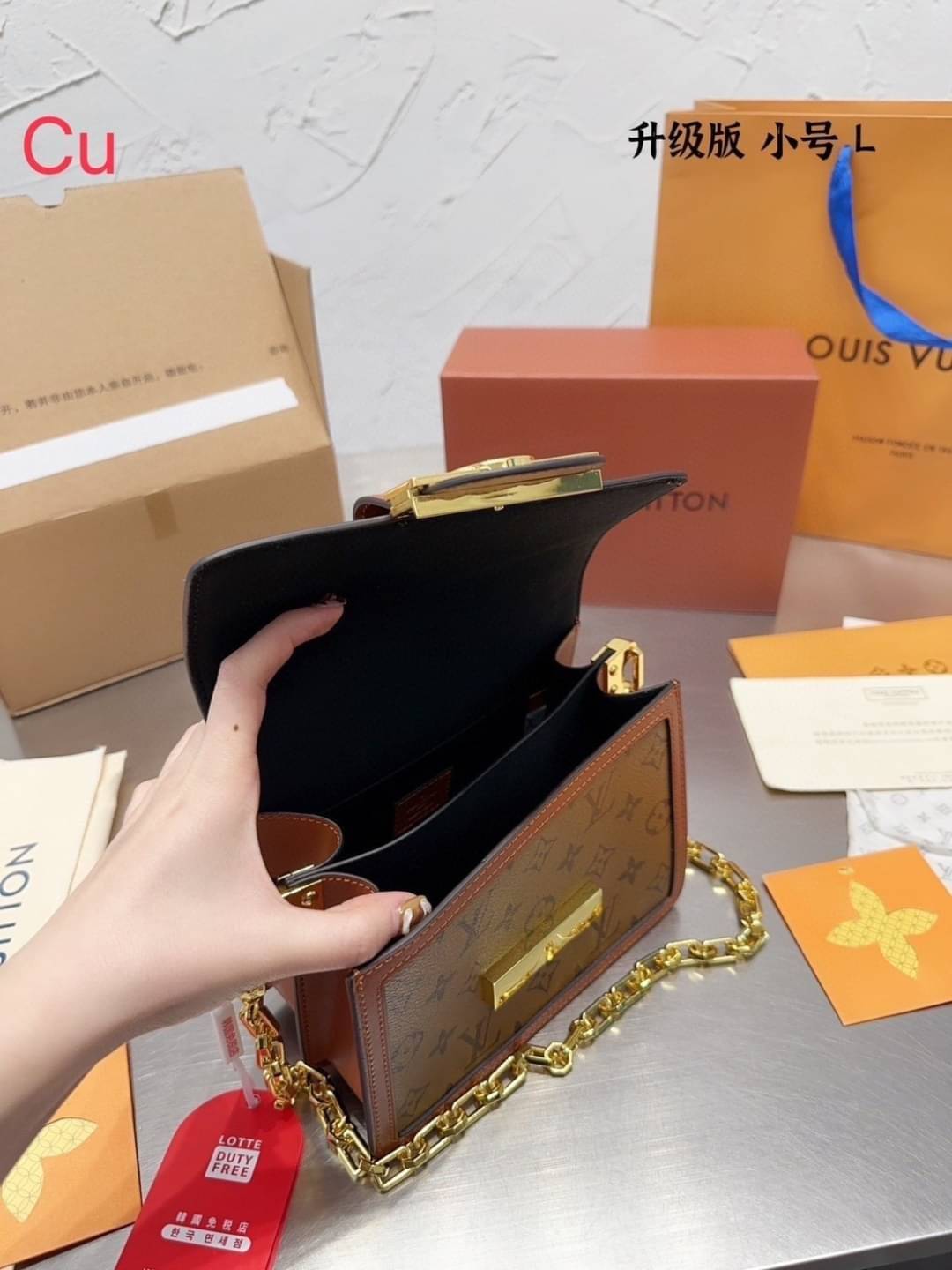 LV Dauphine Bag Monogram Canvas กระเป๋าสะพายทรงสุดคลาสสิคลุคคุณนาย โมโนแกรมแคนวาส ส่งท้ายปีแบบสุดหรู ในราคาจับต้องได้ สุดคุ้ม สวยทุกมุมจริงๆ -- [รับตัวแทนกระเป๋า]