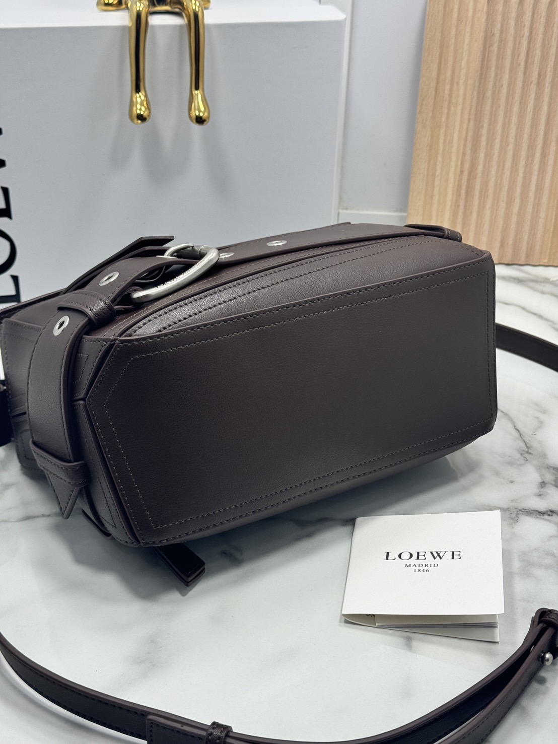 ORI หนังแท้ | Loewe Small Puzzle Biker bag in shiny Leather 24cm กระเป๋าสะพายทรงกล่องพัซเซิล รุ่นใหม่ล่าสุด คล้ายเข็มขัดด้านหน้าสวยเท่โดดเด่นสไตส์ไบเกอร์ ด้วยเส้นสายเรขาคณิตอันโดดเด่นและรูปทรงลูกบาศก์