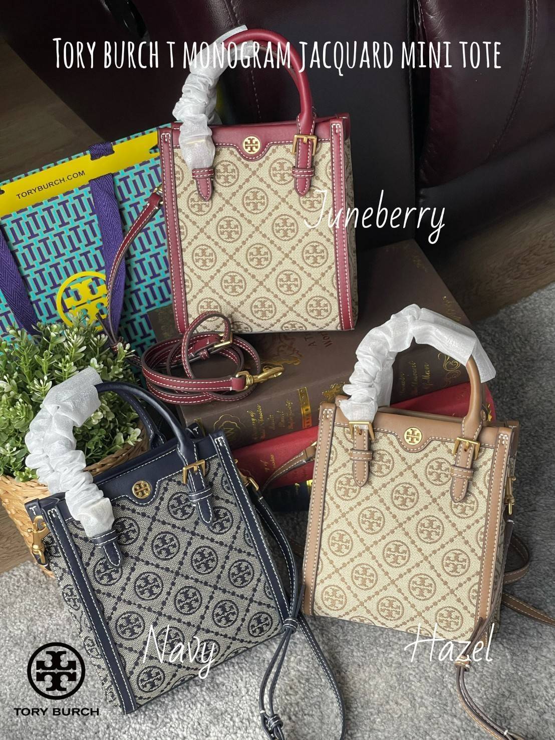 Tory burch t monogram jacquard mini tote ลวดลายT monogram ด้วยโลโก้สุดไอคอนนิคของแบรนด์ โดดเด่นด้วยกราฟฟิคและดีไซน์ ออกมาในหลายรูปแบบหลายคอลเลคชั่น แต่ละคอลเลคชั่นสวยหรูไม่แพ้กัน ทรงมินิโท้ท ขนาดกำลังดี ใช้งานง่าย ก็เป็นอีกหนึ่งรุ่นที่ทันยุคทันสมัยที่สาวๆ