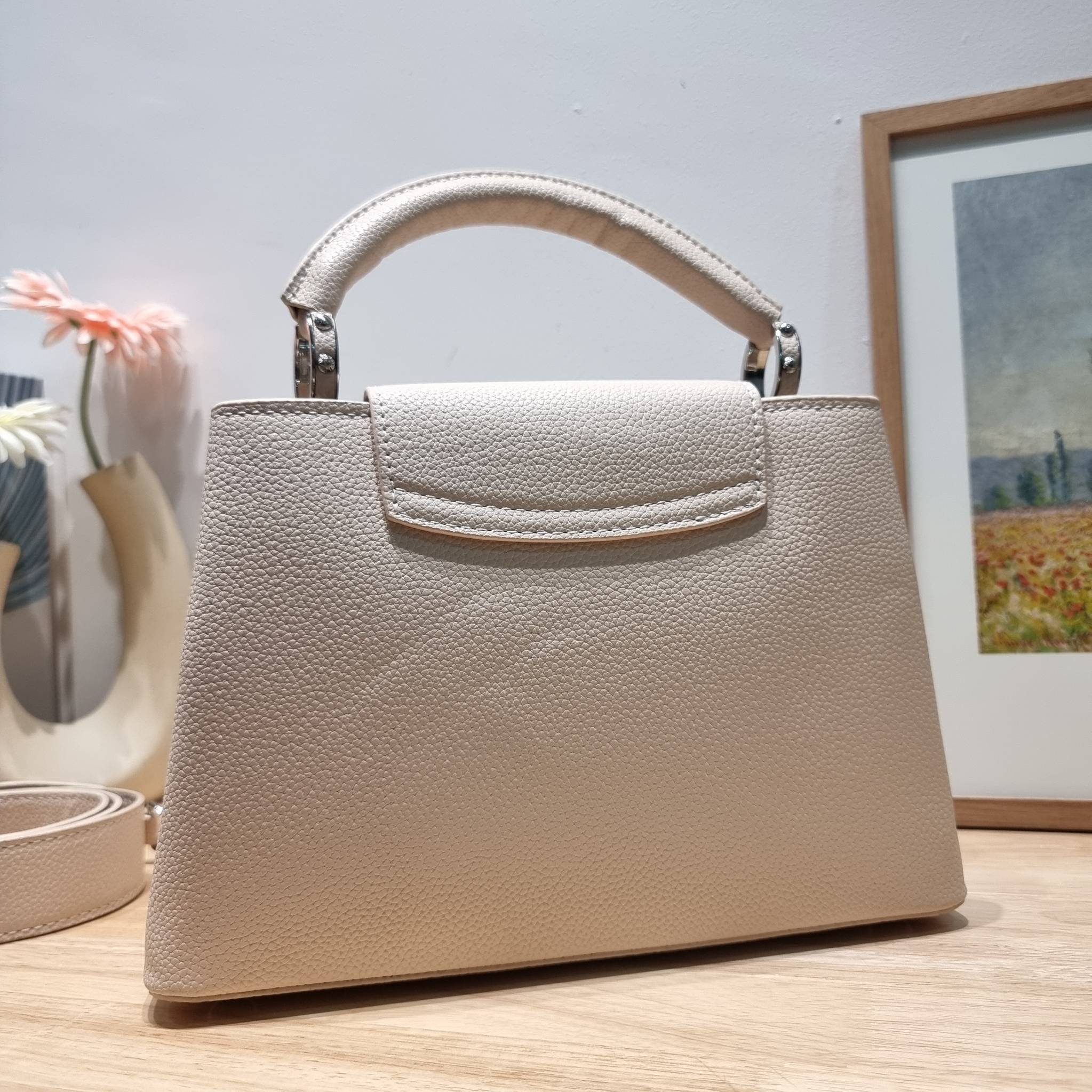 LV x YK Capucines BB / LV Bag พร้อมส่ง กระเป๋าถือสุดหรู ดีไซน์ทรงคลาสสิค ดีงามม้ากกกก!! มาพร้อมหูจับในตัว ด้วยรูปทรงวินเทจ งานปั้มสวยเป๊ะปังตามรูป