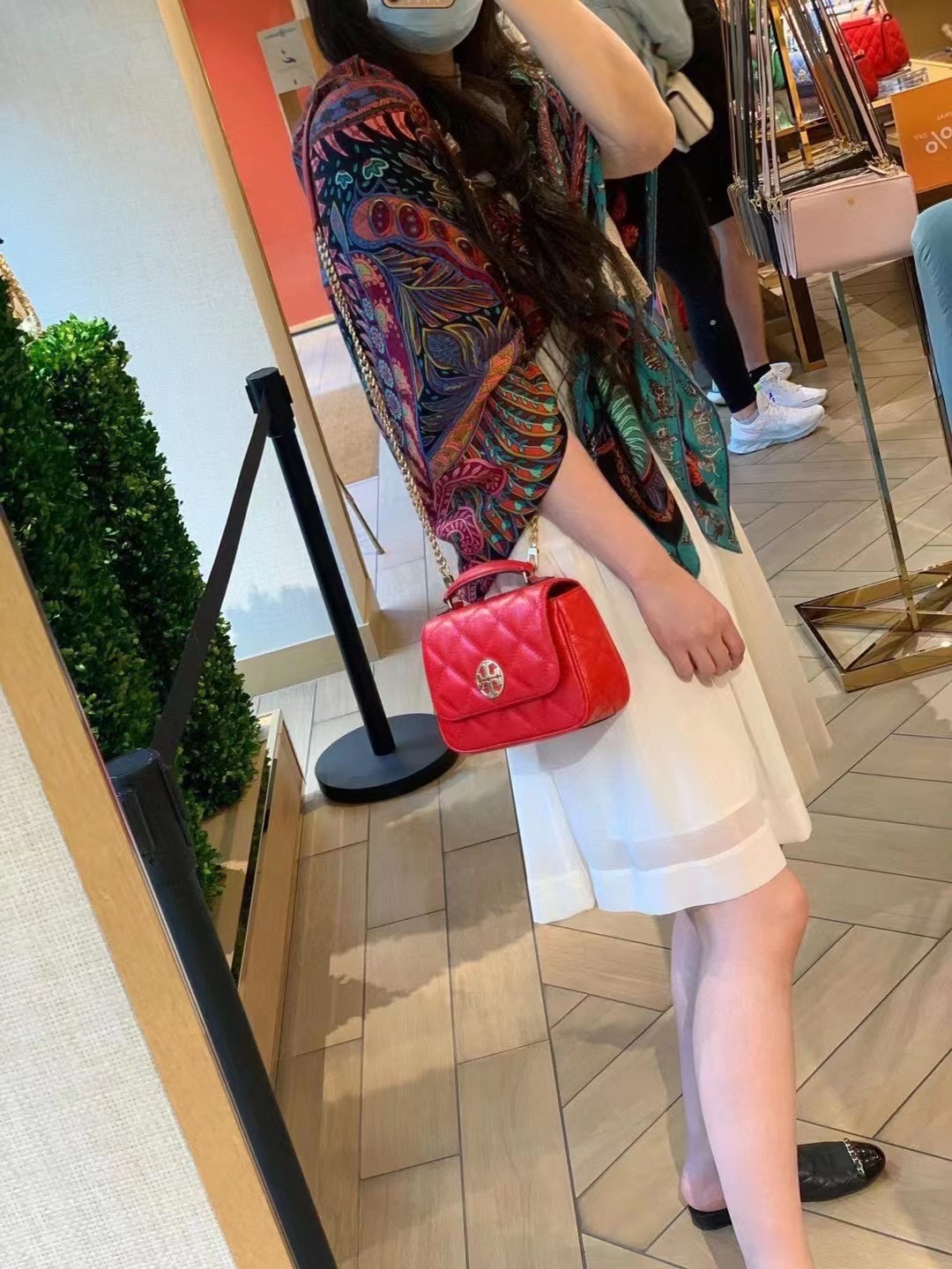 Tory Burch Willa Mini Top Handle Bag พร้อมส่งที่ไทย ใบจริงคือสวยสุดดไปเลยค่าา! กระเป๋าสะพายข้างหรือหิ้วก็เก๋ไปอีกเลยค่ะ! หนังแท้อย่างดี ลายนวมนิ่มมือดีมากค่ะ ด้านหน้ามีอะไหล่โลโก้แบรนด์ เปิดปิดกระเป๋าแบบกระดุมแม่เหล็ก ภายในสามารถใส่กระเป๋าเงินใบกลางได้;มื