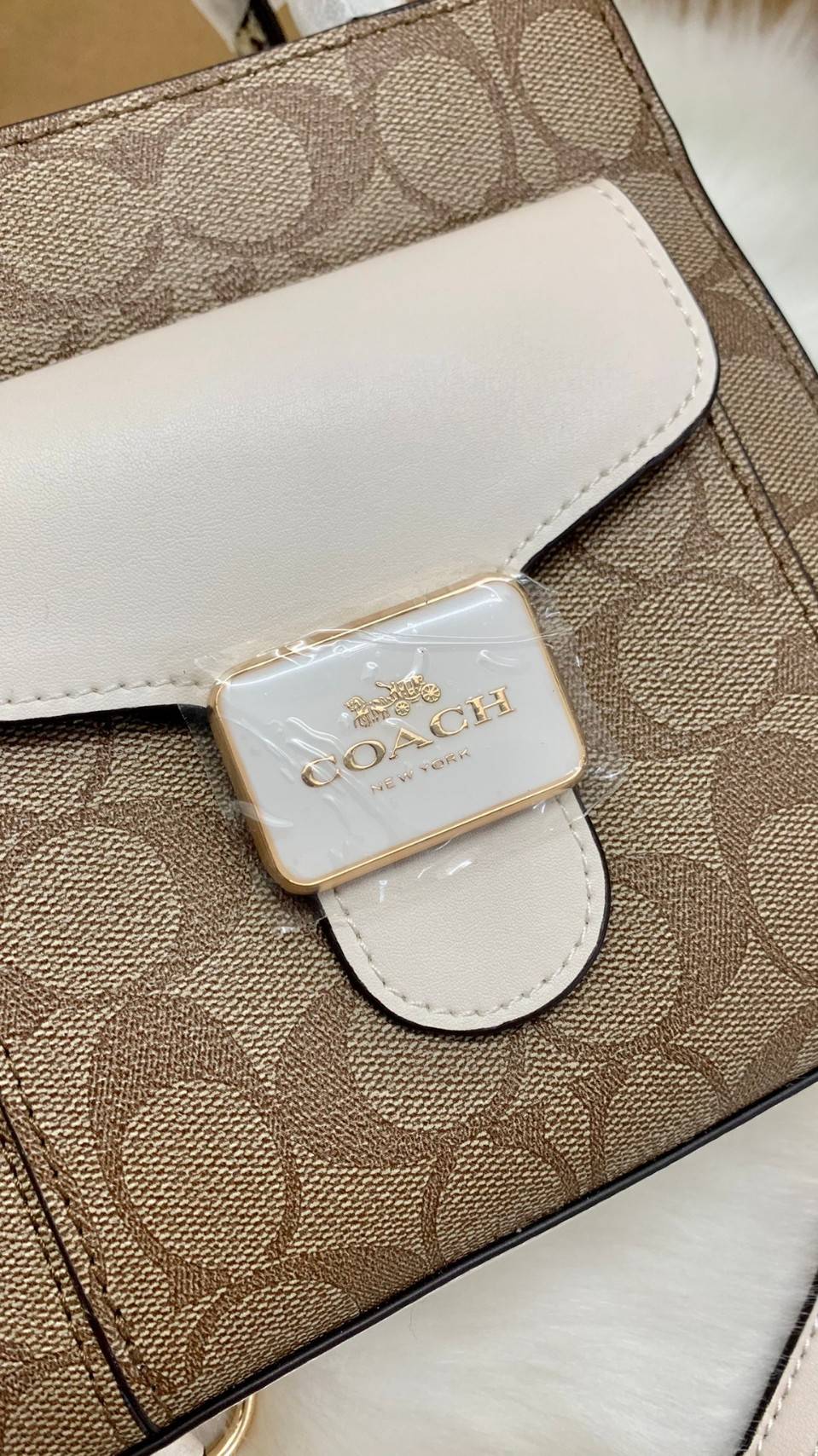 น้องเข้าใหม่ ไม่มีไม่ได้แล้ว ต้องรับไปดูแลเลยค่าา❤️ COACH MINI PEPPER CROSSBODY IN SIGNATURE ((C7227)) 📣พร้อมส่งที่ น้องใหม่ล่าสุดค่าา! กระเป๋าสะพายครอสบอดี้ร์ หรือหิ้วออกงานก็สวยไม่น้อยทีเดียวค่ะ หนังแท้นิ่มสวย หูหิ้วและด้านข้างกระเป๋าทำลา