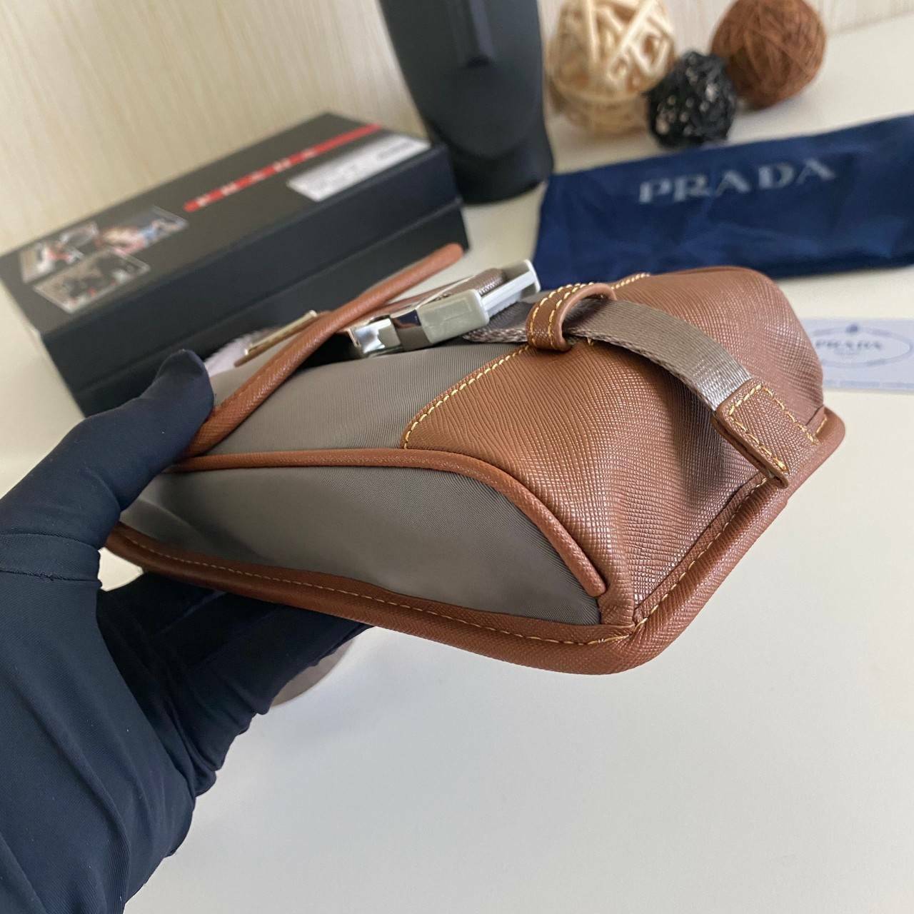 VIP Prada crossbody nylon bag PRADA Re-Nylon and Saffiano leather smartphone case พร้อมส่ง สีเข้าใหม่ เป็นรุ่นที่ถามหากันเยอะมากๆ งานสวยมาก ทำจากผ้าnylonพิเศษ สลับหนังแท้ ใช้ได้ทั้งชาย-หญิง จะ Cross body คาดเอว หรือคล้องกับหูกางเกงชิคๆ ก็เท่มากเลยค่าา งาน