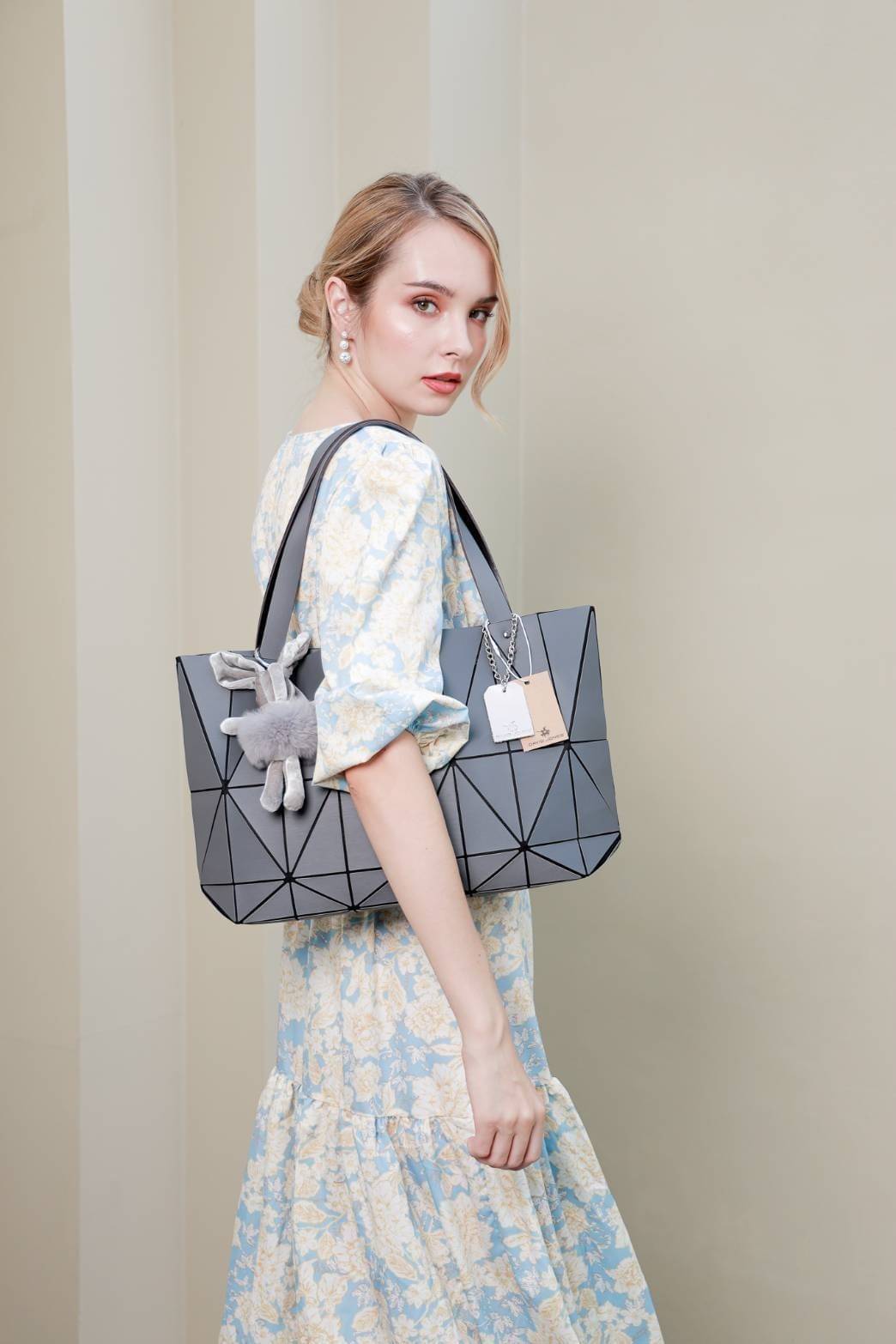 ทรงสุดฮิตจากแบรนด์ David Jones ใบนี้ มาพร้อมกับน้องหมี สีเข้า set กับกระเป๋าคะ