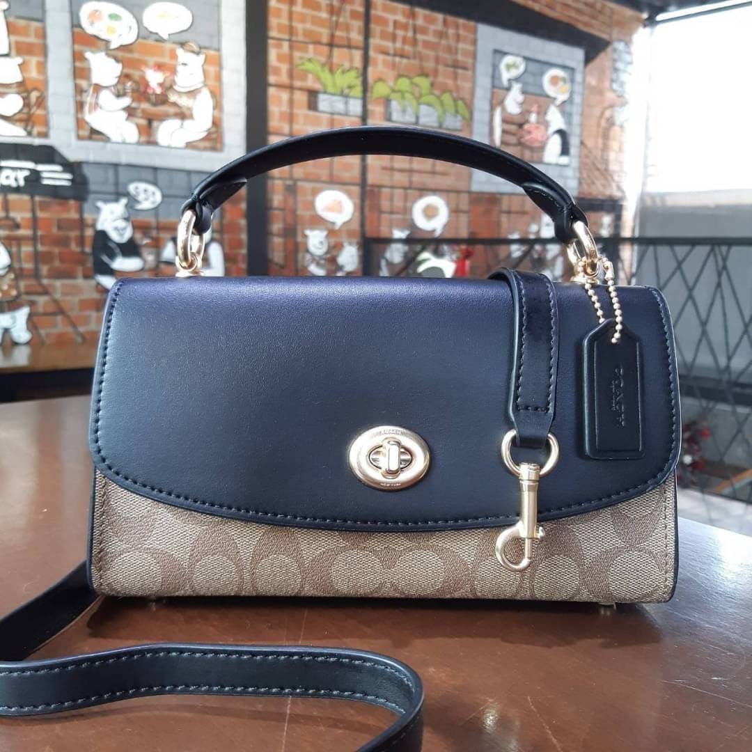 COACH TILLY SATCHEL 23 IN SIGNATURE CANVAS ((C1802//C1439/C1435)) กระเป๋า crossbody สวยหรู ขนาดใหม่ พร้อมสีมาใหม่!! ดีไซน์ย้อนยุค วัสดุหนังแคนวาสเคลือบลายสลับหนังแท้ มาพร้อมหูจับในตัว และสาย crossbody ปรับได้ตามตัว เปิด-ปิดด้วยตัวบิดล็อค ภายในโล่ง บุกำมะห