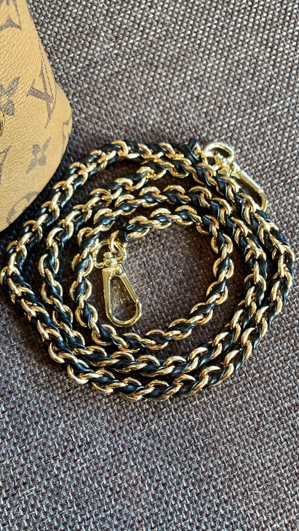 LOUIS VUITTON VANITY PM MONOGRAM 💫พร้อมส่ง จำนวนจำกัด พลาดคือรอนานมากค่ะ! กระเป๋า LV หิ้วก็เริ่ด สะพายข้างก็เก๋ ไม่แพ้กันเลยค่ะ หนังแท้ หนังนิ่มมาก จับแล้วไม่สากมือแข็งทื่อนะคะ! เปิดปิดกระเป๋าแบบซิปคู่รอบห้อยอะไหล่กุญแจแบรนด์พร้อมความหรูเข้ามาเพิ่