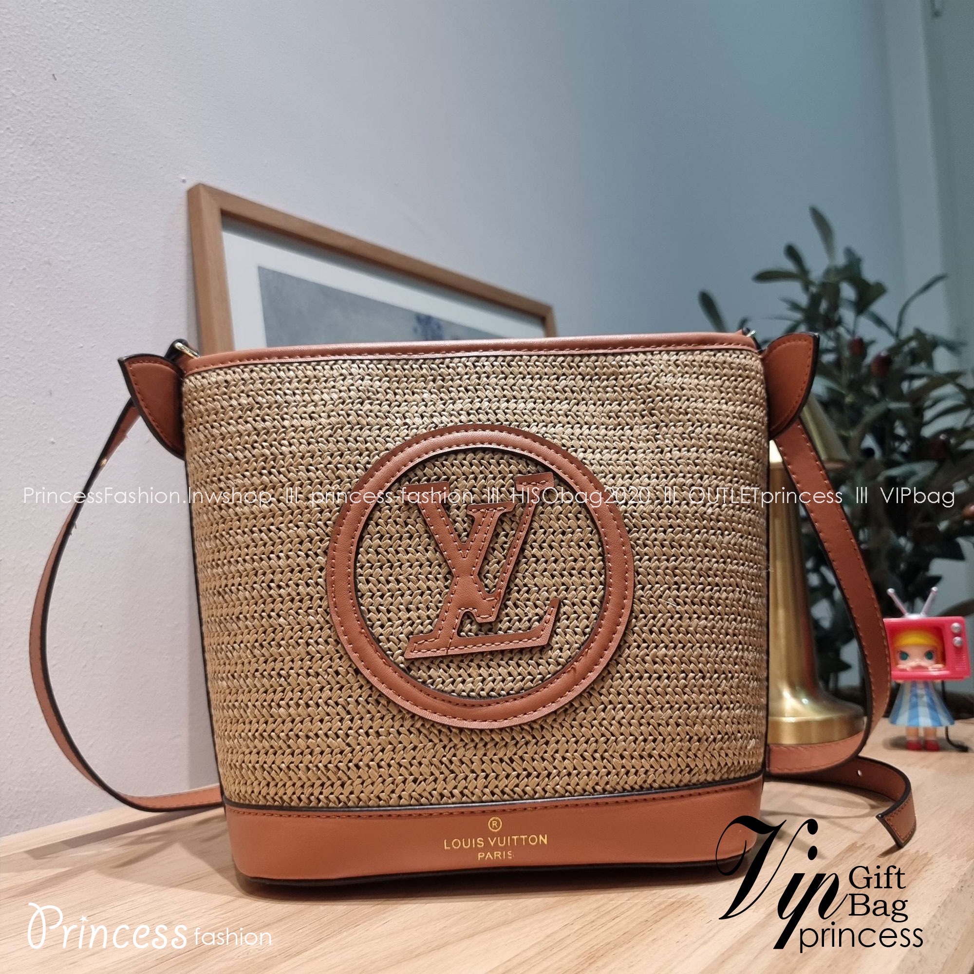 LV PETIT BUCKET BAG ไอเท็มเอ็กซ์คลูซีพจัดมาให้สาวๆโดยเฉพาะ!! กับกระเป๋าสะพายรุ่นลิมิเต็ดหายาก รูปทรงสวยงามสานเต็มใบ และยังโดดเด่นด้วยโลโก้ สีโทนอุ่น