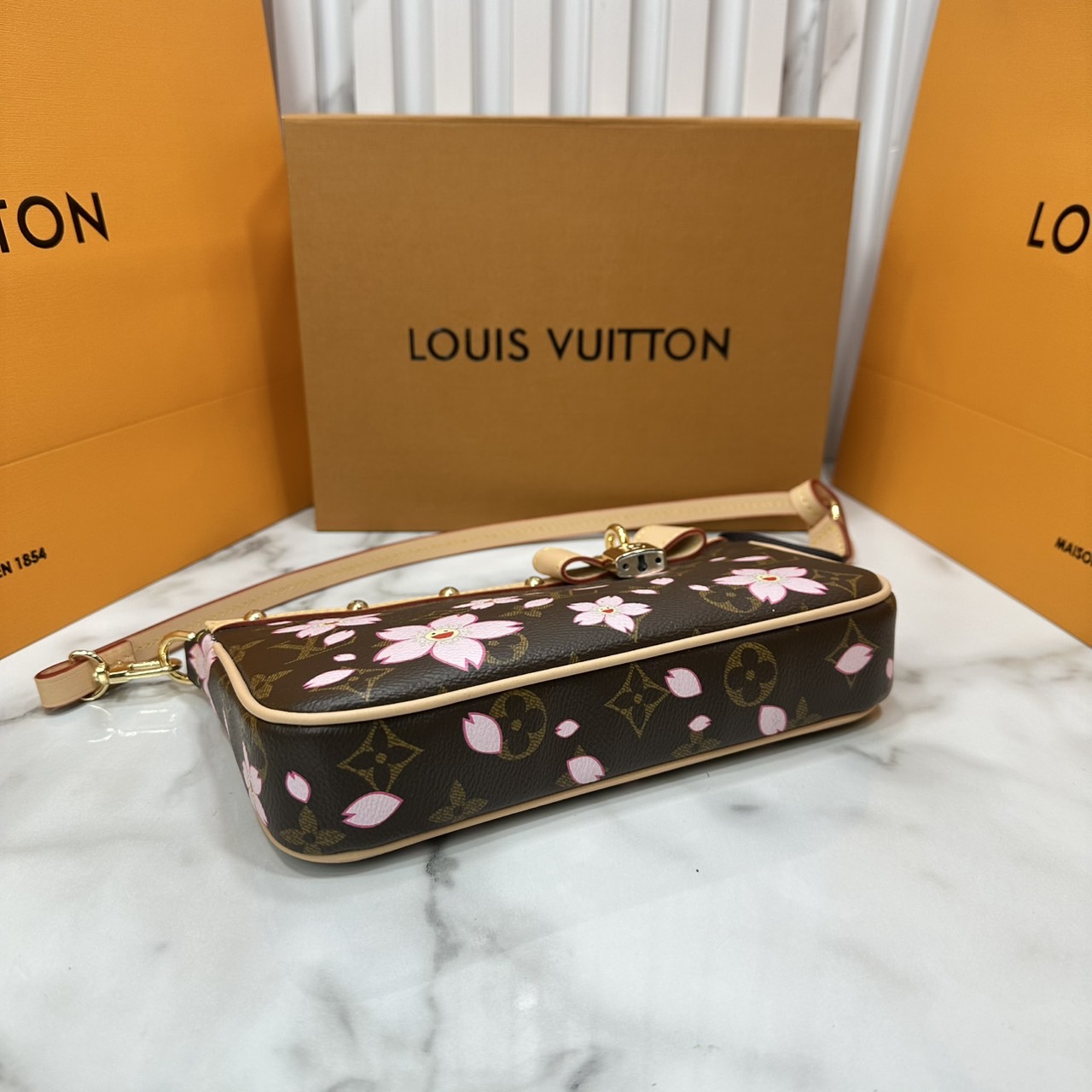 ORI หนังแท้ | คอลใหม่ดอกไม้แสนหวาน LV x TM Pochette Accessoires Cherry Blossom bag กระเป๋าสะพายดีไซน์คลาสสิครุ่นสุดปัง