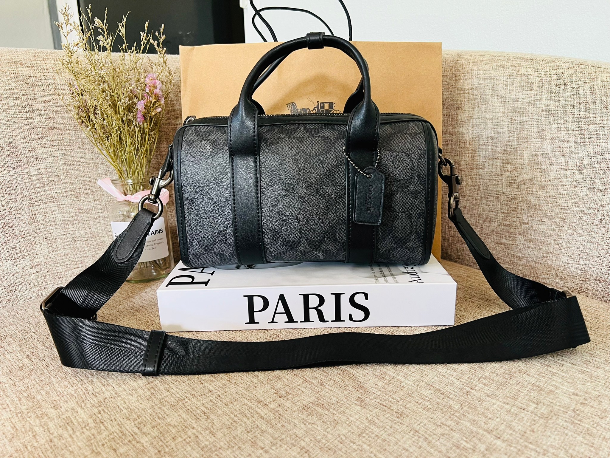 COACH GOTHAM DUFFLE 24 IN SIGNATURE CANVAS CA186 กระเป๋าทรงหมอนรุ่นใหม่สุด 2022 รุ่นนี้สามารถใช้ได้ทั้งชายหญิง หนังแท้อย่างดี นิ่มทรงสวย มากๆค่ะ เปิด-ปิดกระเป๋าแบบซิปคู่ด้านบนมีกระดุมรวบหูหิ้วให้ด้วยนะคะ ภายในกระเป๋าสามารถใส่สัมภาระที่จำเป็นในชีวิตประจำวั