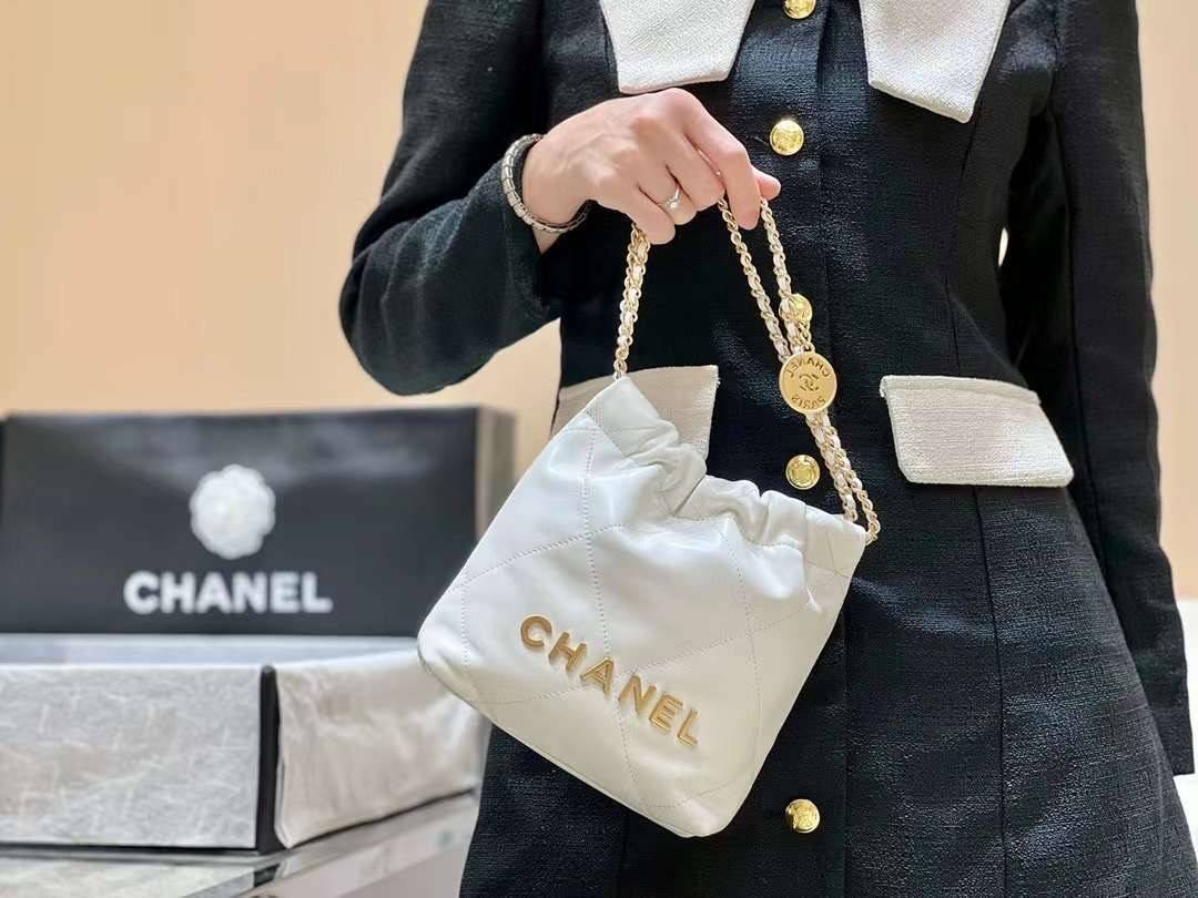 CHANEL 22 Mini bag สีใหม่สวยหวานสดใสเข้าแล้วค่า สวยเกินต้านที่สุดกับไอเท็มนี้ ที่สาวๆหรือใครๆก็ต้องมีแล้ว!! มาในไซส์มินิ น่ารักจริงจัง!! แค่เห็นก็หลงรัก