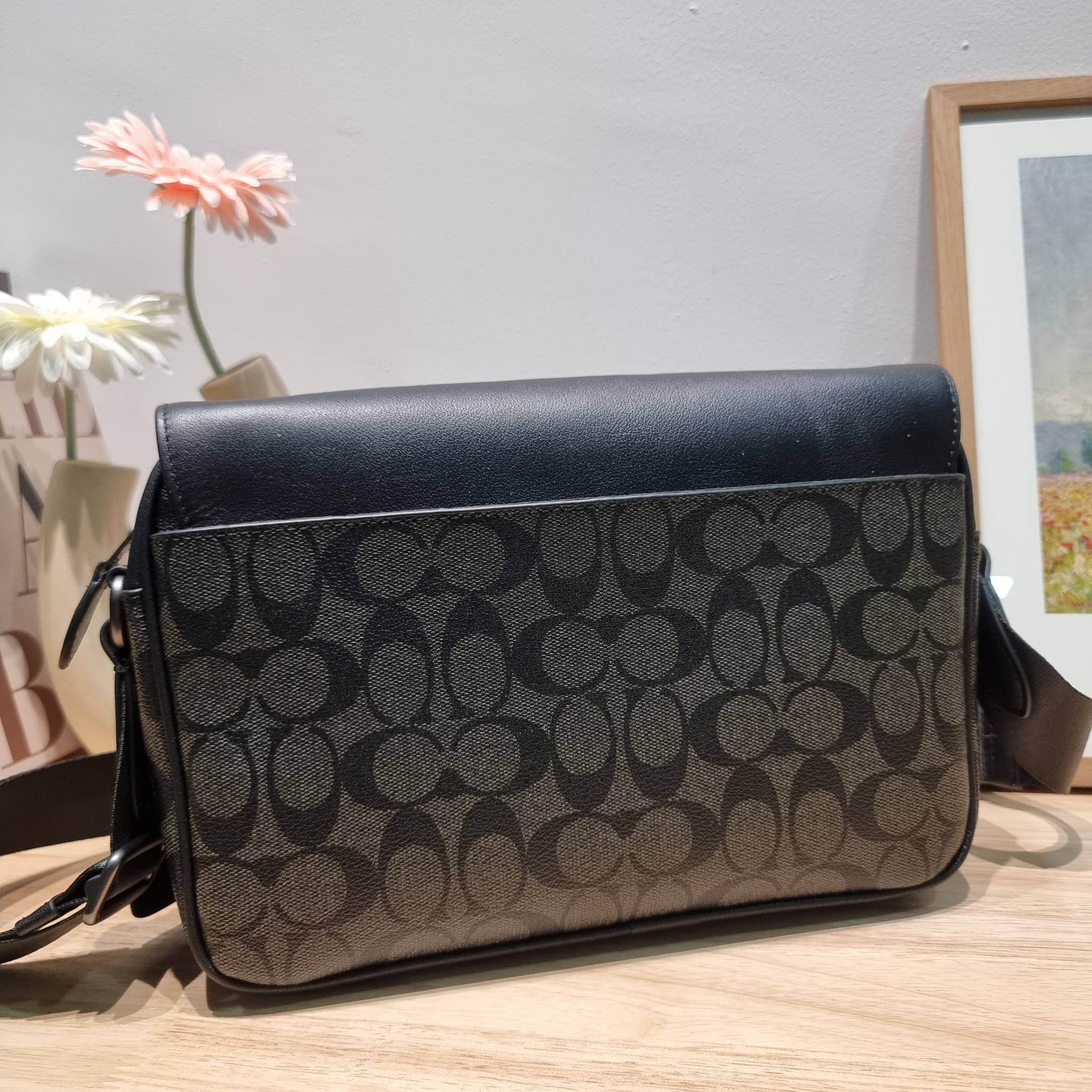 Coach Track Crossbody In Signature Canvas C3747 หล่อบอกต่ออีกหนึ่ง กระเป๋าสะพายทรงแมสเซ็นเจอร์ รุ่นเอาใจหนุ่มๆ ดีไซน์คลาสสิค สุดหรู ดูแพง วัสดุหนังแท้สลับหนังแคนวาส ฝากระเป๋ามีตัวล็อคแน่นหนา เปิดมามีซิปปิดกันหล่นได้อีก ด้านหลังมีช่องย่อย ภายในโล่งกว้าง แบ