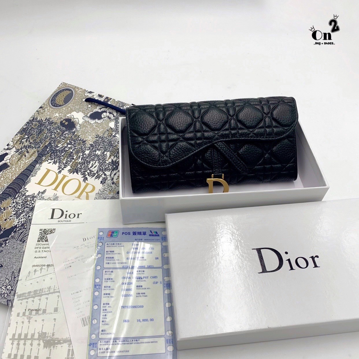 Dior Long Wallet กระเป๋าสตางค์ใบยาว เปิดหน้าทรงเคิร์ป สวยหรู งานหนังนิ่มฟู มาพร้อมอะไหล่สีทองหรูหรา ด้านในมี 3 ช่องใช้งาน งานจริงคือสวยมาก มาให้สาวๆเลือกใช้กัน 3 โทนสี ราคาดีย์มากกน้าาา