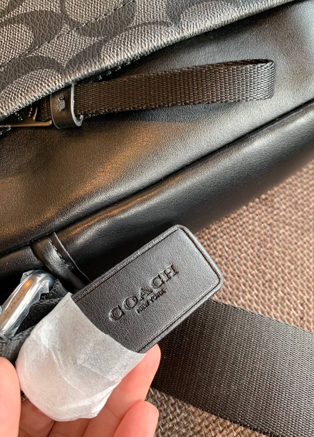 รุ่นที่คุณผู้ชาย2021 ต้องมีค่ะ💥 COACH 6788 EDGE STRADDLE SHOULDER BAG พร้อมส่งที่ไทย น่าใช้มากๆค่าา🔥 กระเป๋าสะพายแบบครอสบอดี้ร์ ทรงสวย หนังแท้นิ่มอย่างดีค่ะ ด้านหน้ามีช่องซิปซ่อนให้หนึ่งช่องนะคะ เปิดปิดช่องหลักแบบซิปคู่ภายในลึก ใส่ของจำเป็