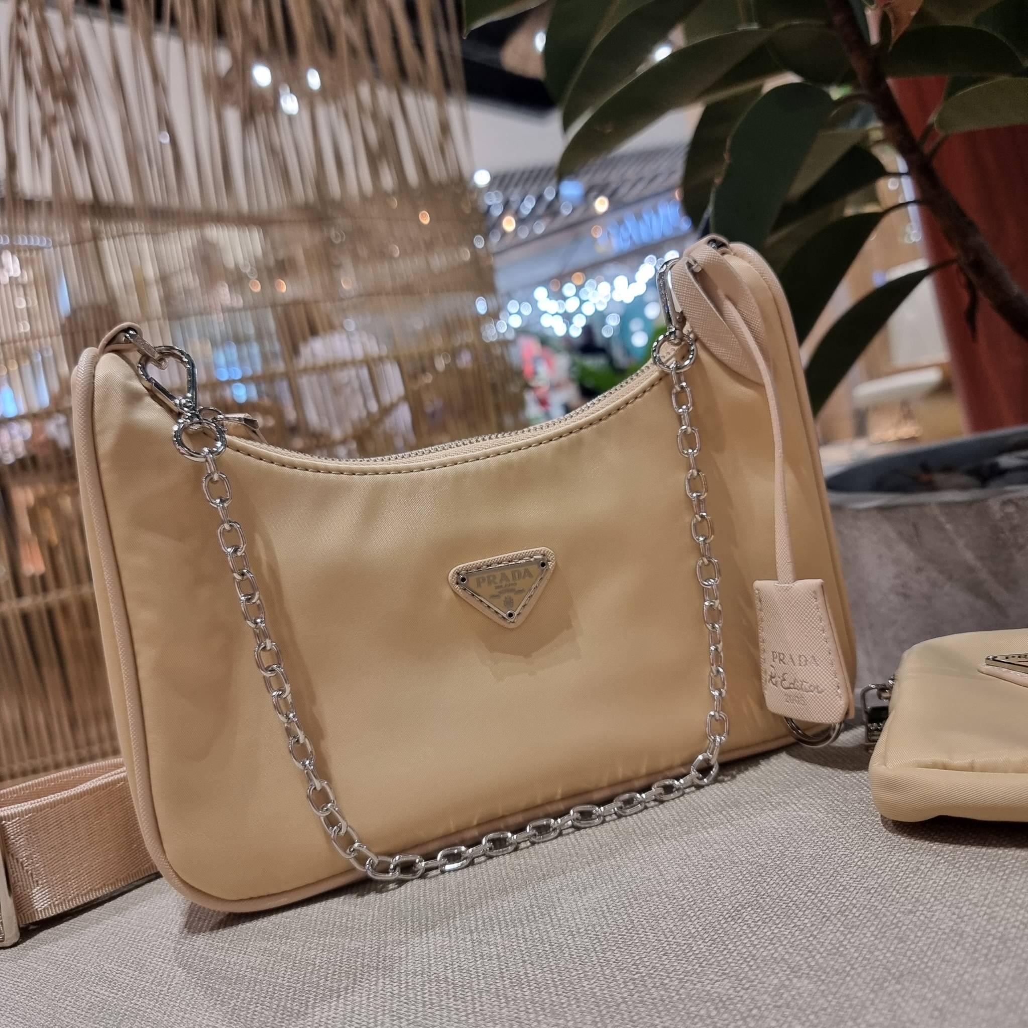 VIP 🥂 PRADA RE-EDITION 2005 RE-NYLON SHOULDER BAG ไอเท็มสุดปัง ที่ฮิตตลอดกาลไม่ว่าจะปีไหนๆ จัดให้ครบทั้งสีขายดีและสีใหม่ล่าสุด ที่สายคุณหนูห้ามพลาด!! กับกระเป๋าสะพายทรงคลาสสิค เหมาะเป็น everyday bag มากๆ วัสดุผ้าไนล่อนคุณภาพ พร้อมใบลูก ไว้ใส่เหรีย