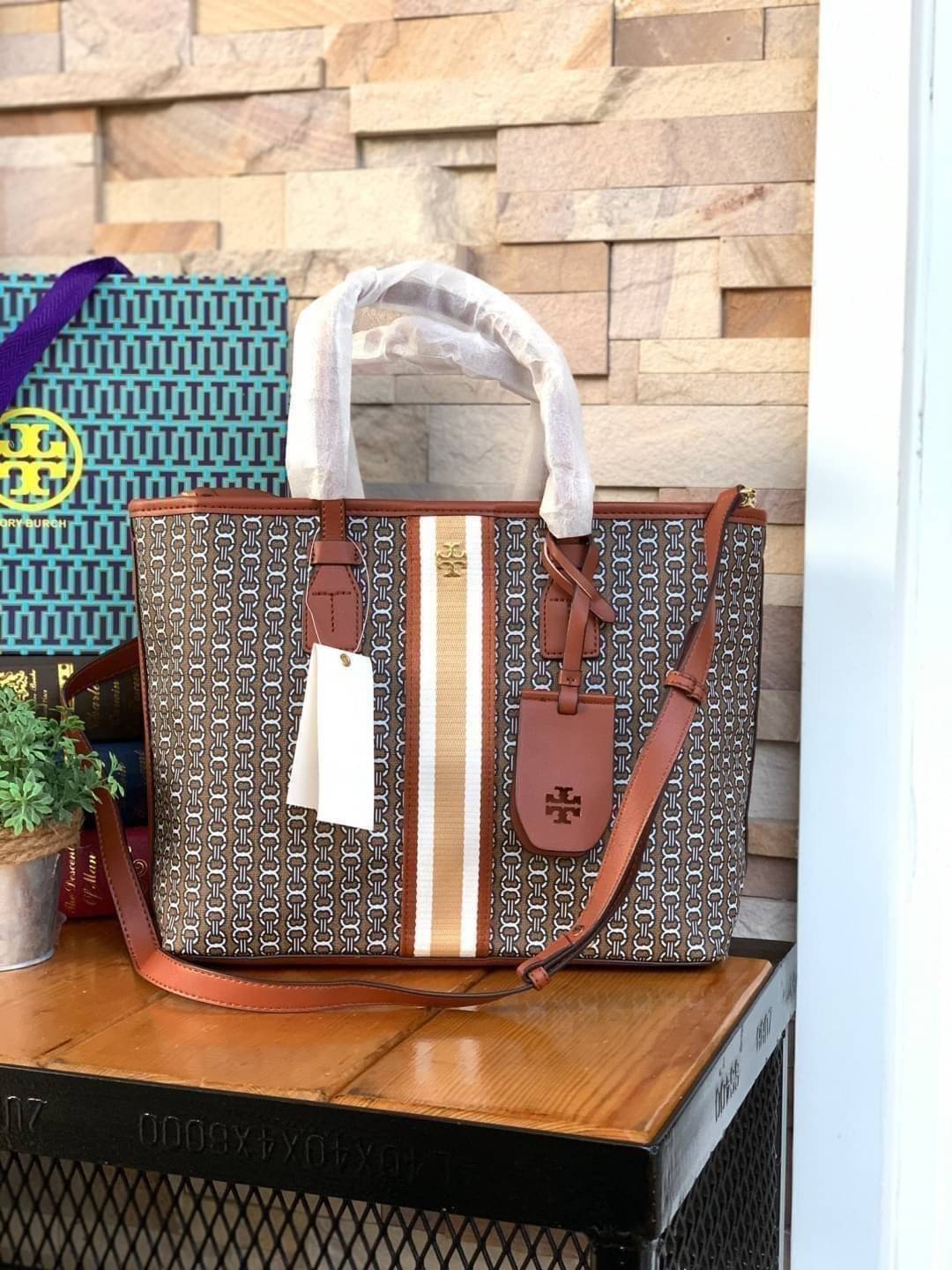 ของแท้ 💯% Tory Burch Gemini Link Canvas Small Tote กระเป๋าสุดปังจากทอรี่ เบริช์(Tory Burch) อย่างเจมิไนลิงค์ ในทรง tote bag ซึ่งผลิตจากผ้าใบเคลือบผิวด้าน มีเอกลักษณ์โดดเด่นที่ลายทางตรงกลาง