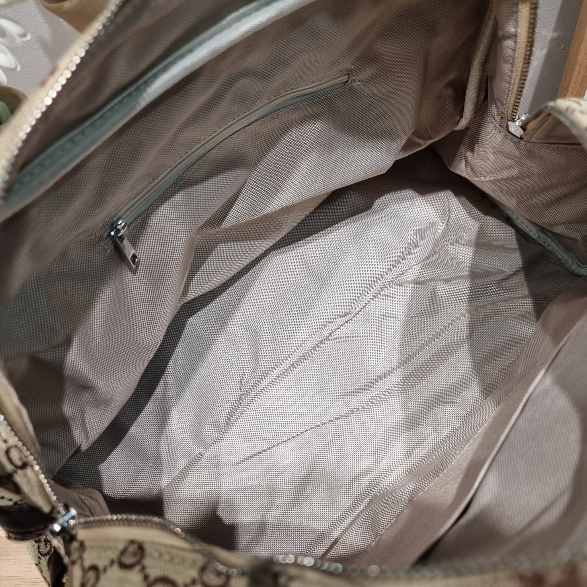 GUCCI Monogram Boston Duffle Bag / Gucci boston travel bag ใหม่ไปเลยกับกระเป๋าเดินทาง เตรียมความพร้อมสำหรับทริปเที่ยวช่วงสิ้นปี!! ดีไซน์เรียบง่าย แฝงความคลาสสิค ที่ใช้ได้ทั้งชายและหญิง วัสดุผ้าแคนวาสทนทาน