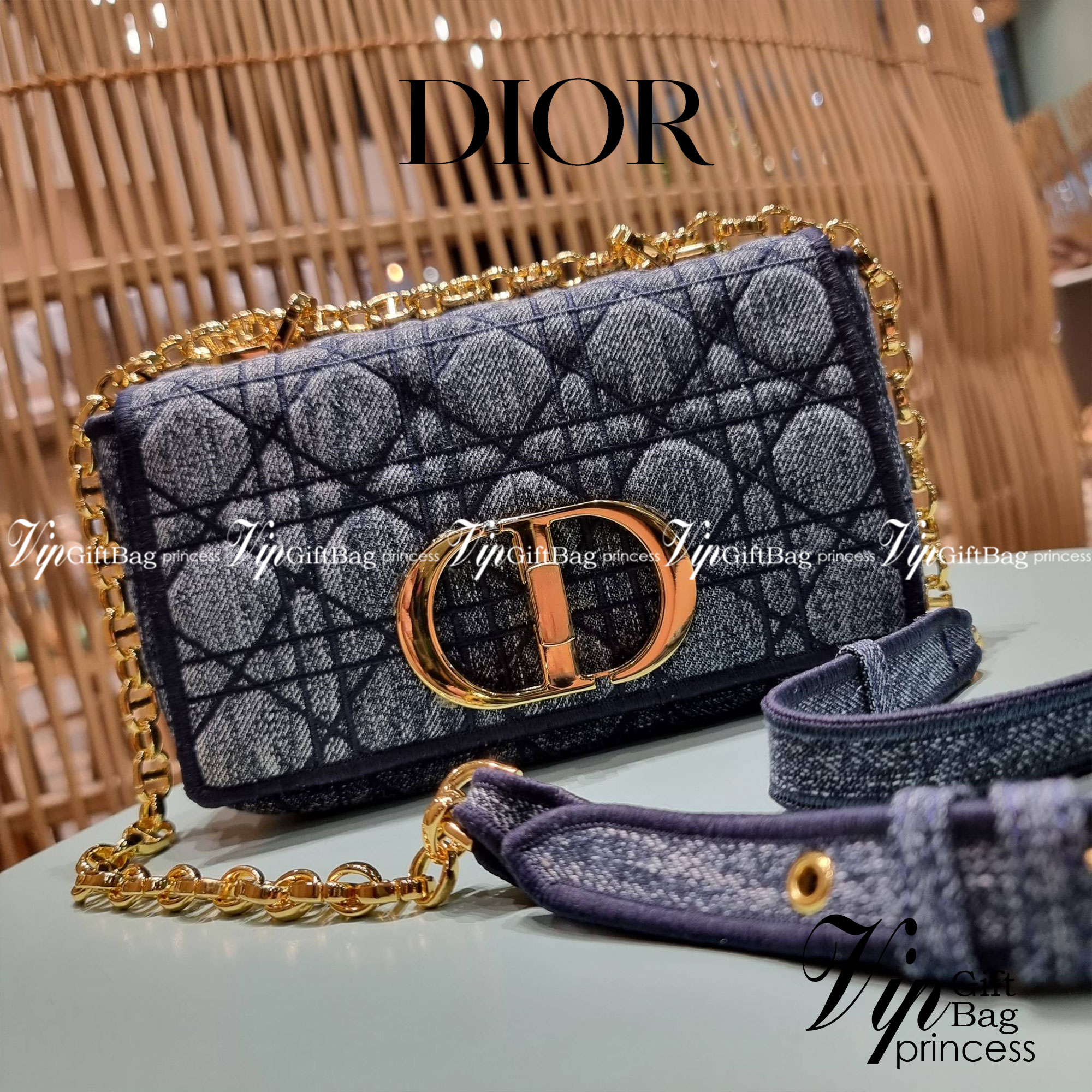 VIP CD SMALL CARO SHOULDER BAG / DIOR CARO / Dior Cruise 2021 Bag กระเป๋าสะพายข้างทรงสวย ดีไซน์ย้อนยุค ที่รอบนี้โดดเด่นเป็นเอกลักษณ์มากๆ ดีไซน์สีเดนิมคลาสสิค เปิด-ปิดด้วยอะไหล่บิดล็อค หรูหรา ใช้งานง่าย วัสดุผ้าเดนิมทนทาน ภายในเป็นช่องโล่ง มีช่องย่อย ด้านห