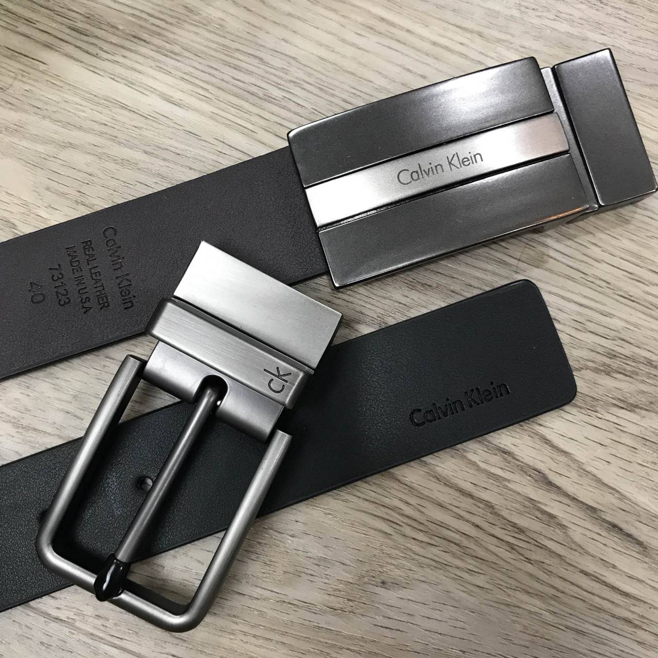 ห้ามพลาด! เซทสุดคุ้ม! ซื้อ1ได้ถึง2! CALVIN KLEIN REAL LEATHER BELT VALUE PACK Limited Edition เข็มขัดหนังแท้ พร้อมหัวเข็มขัด2แบบคุณภาพดีตามแบบฉบับของแบรนด์ สายเข็มขัดสามารถกลับด้านใช้ได้ทั้งสีดำและสีน้ำตาลเหมือนมี2เส้น2หัวสลับใช้ได้ไม่จำเจ มาพร้อมถุงกระดา