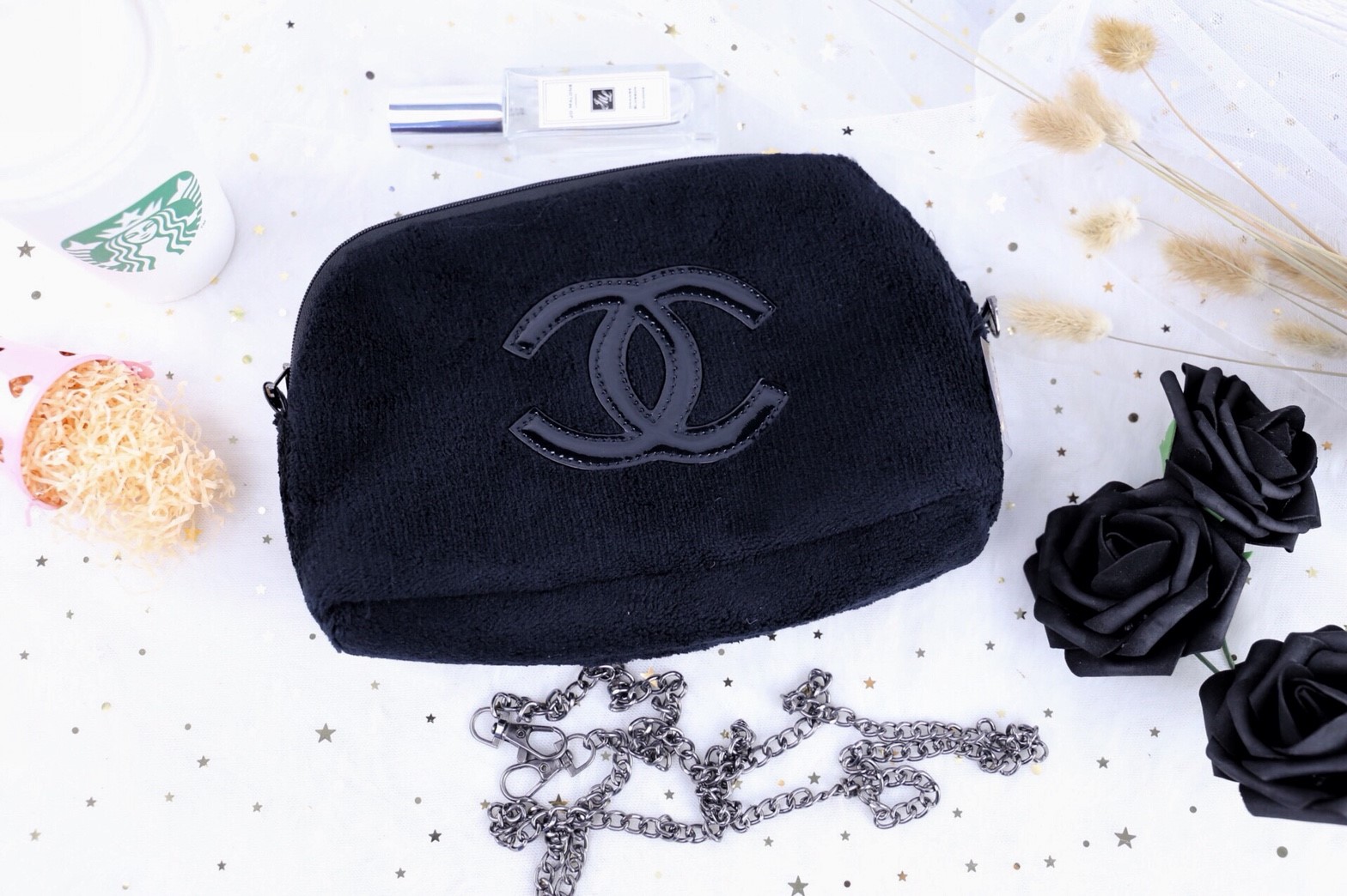Chanel beauty VIP gift bag CC Patent Pouch กระเป่าสะพายผ้าขนสัตว์วูฟนุ่ม โลโก้ดำ สายถอดและปรับได้ หัวซิปปั้มโลโก้แบรนด์ มาพร้อมสายยาว ถอดสายได้ จะถือเป็นคลัทช์ก็สวย หรือใช้เป็นกระเป๋า Crossbody ใส่โทรศัพท์ตระกูล Plus ทั้งกระเป๋าสตางค์ได้สบายค่ะ