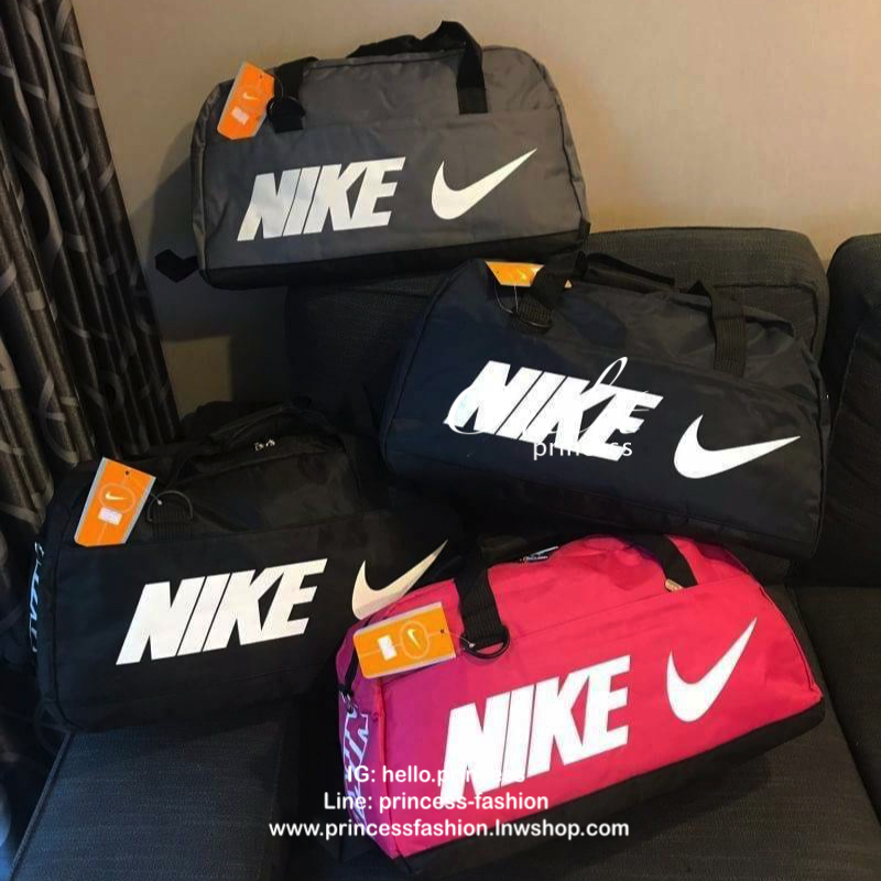 NIKE TRAVEL BAG กระเป๋าเดินทางสะพายสไตล์ Sport ใบใหญ่ วัสดุ NYLON + POLYESTER ด้านหน้าสกรีนโลโก้แบรนด์พร้อมช่องซิปใช้งานง่าย ช่องใหญ่เปิดปิดด้วยซิปคู่ ภายในกว้าง ใส่เสื้อผ้าสำหรับเดินทาง หรืออุปกรณ์เล่นกีฬาและฟิตเนสได้ มาพร้อมสายสะพายปรับได้ฟรีไซส์ ใบใหญ่