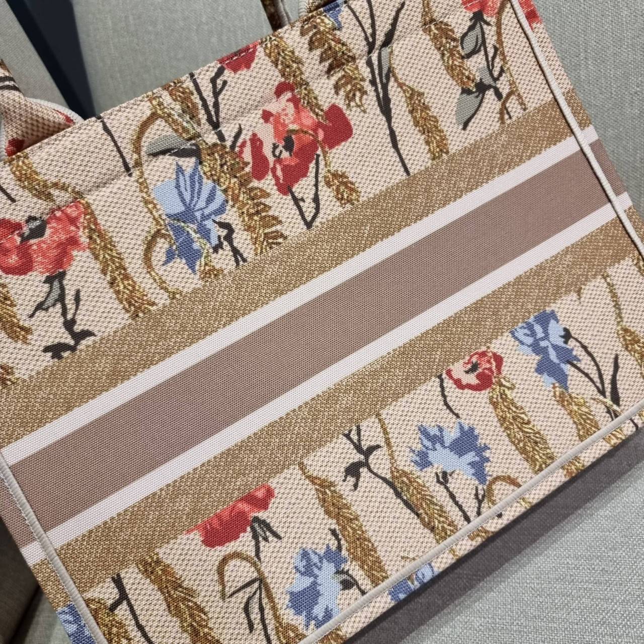 VIP 】HOT ARRIVAL!! DIOR CD SHOPPING BAG WITH GWP กระเป๋าทรงช้อปปิ้งใบใหญ่ จุใจ!! พรีเมี่ยมกิ๊ฟรุ่นดับเบิ้ลฮอต ดีไซน์คลาสสิควินเทจ สวยหรู วัสดุผ้าแคนวาสลายกราฟฟิค ภายในโล่งกว้างมากๆ ใส่ของจุสุดๆ โน้ตบุ้ค ไอแพด กระเป๋าสตางค์ มือถือ หรือเสื้อผ้ายังได้ สะพายค