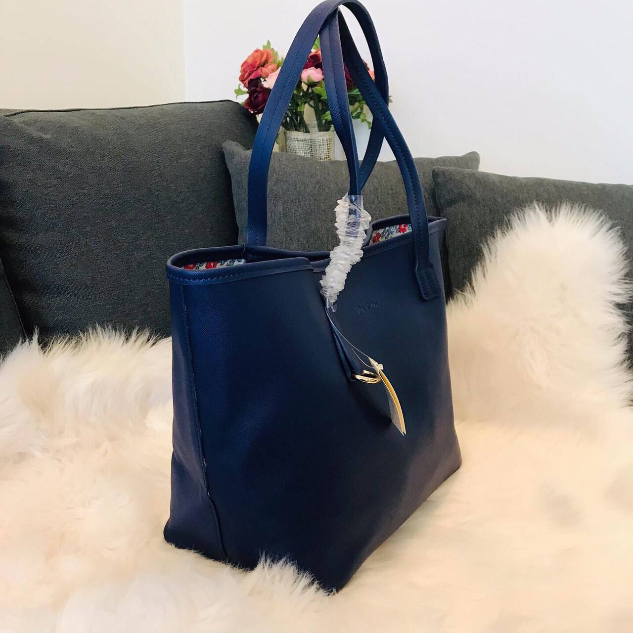 Cath kidston tote bag กระเป๋าสะพายรุ่นใหม่ วัสดุ PU คุณภาพดี นิ่ม น้ำหนักเบา เช็ดทำความสะอาดง่าย เปิดปิดกระเป๋าด้วยกระดุมแม่เหล็ก ด้านในโล่งกว้างมีช่องซิปสำหรับใส่ของ จุของได้เยอะ สายสะพายไหล่ยาวสุด22cm.ขนาดกำลังดีราคาสุดคุ้มห้ามพลาดค่ะ