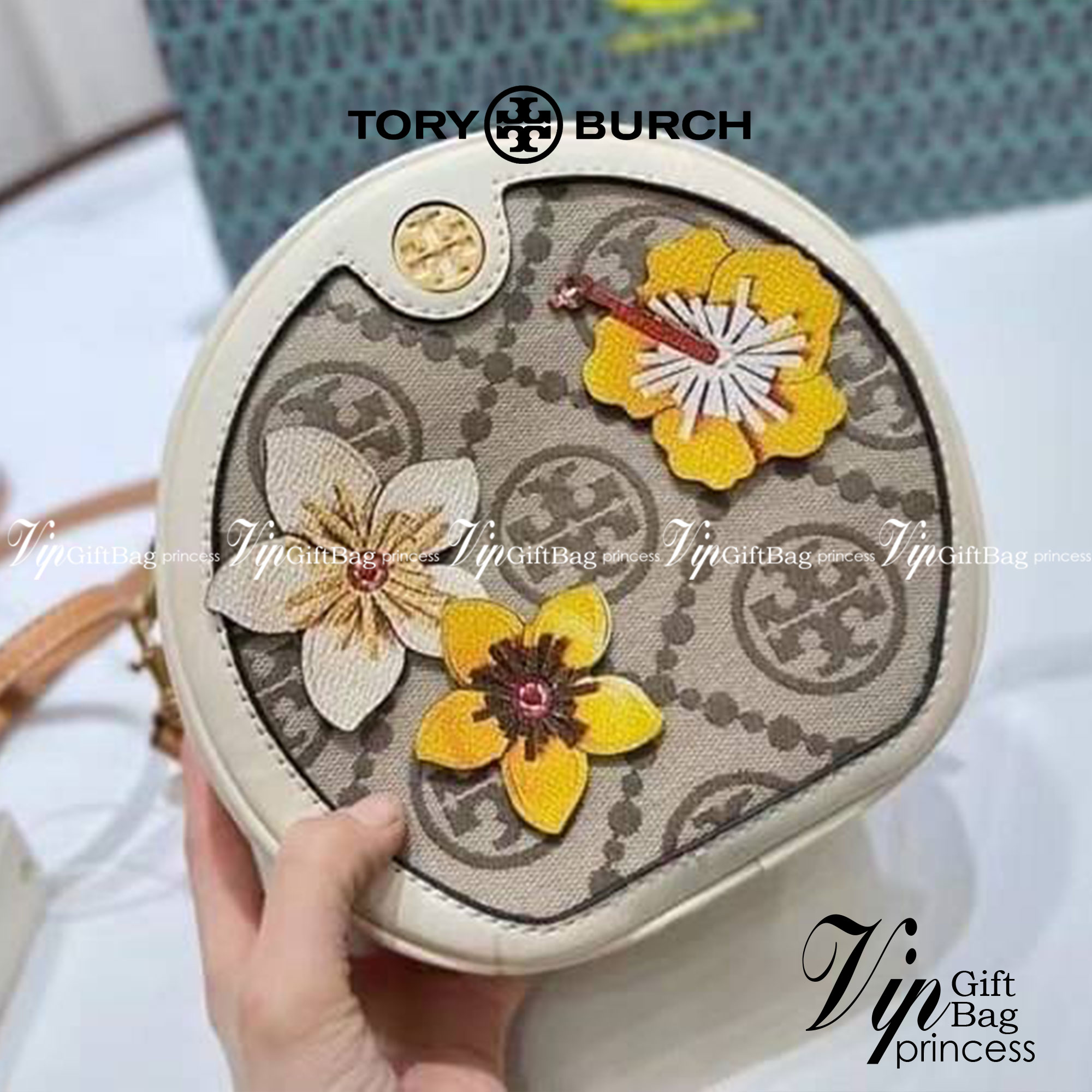 TORY BURCH MINI T MONOGRAM FLORAL BAG / Tory Burch crossbody Bag คอลเลคชั่นใหม่ พร้อมเสิร์ฟความสวยให้ถึงบ้าน!! กระเป๋าทรงยอดนิยม ไซส์มินิ ดีไซน์ใหม่ล่าสุด สไตล์งานคราฟ มีลูกเล่นประดับดอกไม้กับตัวกระเป๋า วัสดุผ้า jacquard ตัดสลับหนัง ภายในโล่งกว้าง ใส่ของส