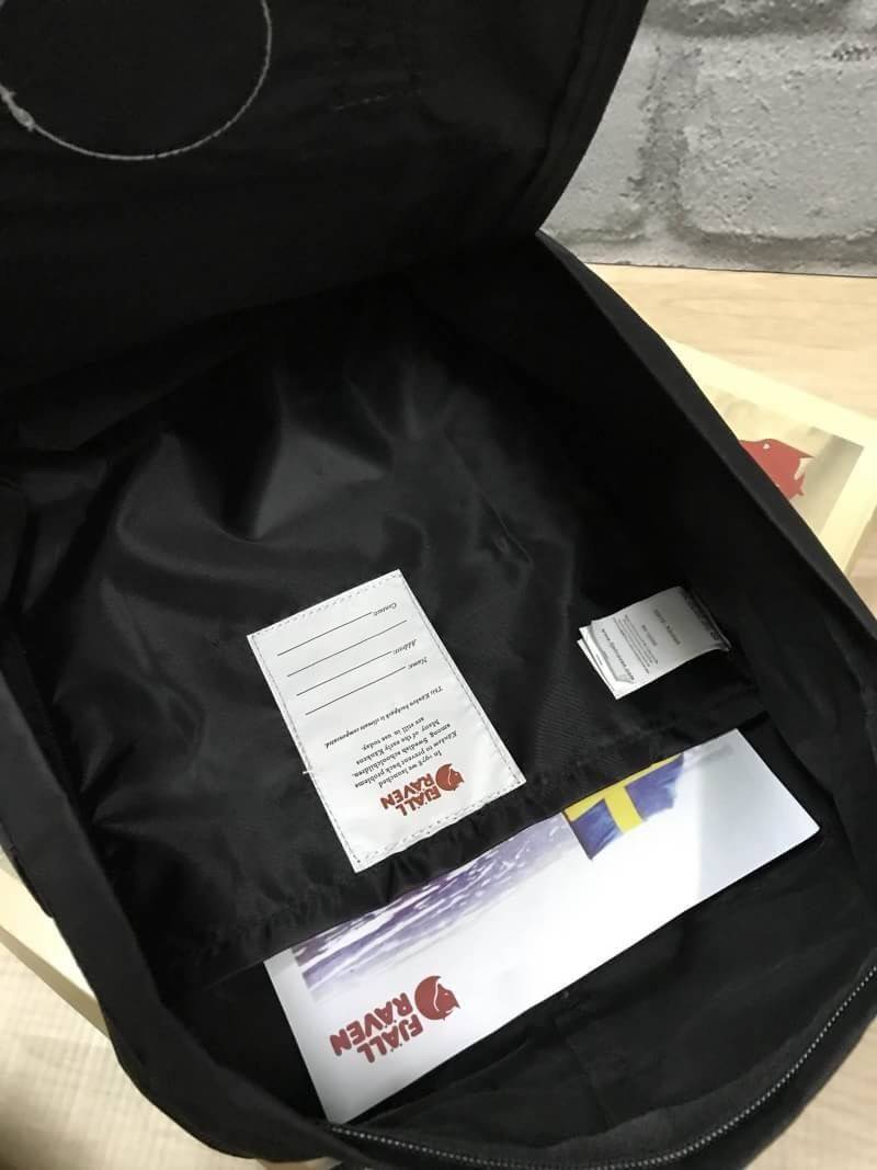 Kanken backpack รุ่น Classic แบรนด์ดังจากสวีเดนที่นิยมกันมากในหมู่วัยรุ่น กระเป๋าเป้ที่มีน้ำหนักเบา แต่มีความทนทาน และช่องว่างต่างๆมากขึ้น มีซิปหน้าสำหรับใส่ของกระจุกกระจิก และหูหิ้วทั้งด้านหน้าและด้านหลัง สำหรับการหิ้วถือได้สะดวก ใส่มินิไอแพค กระเป๋าสตาง