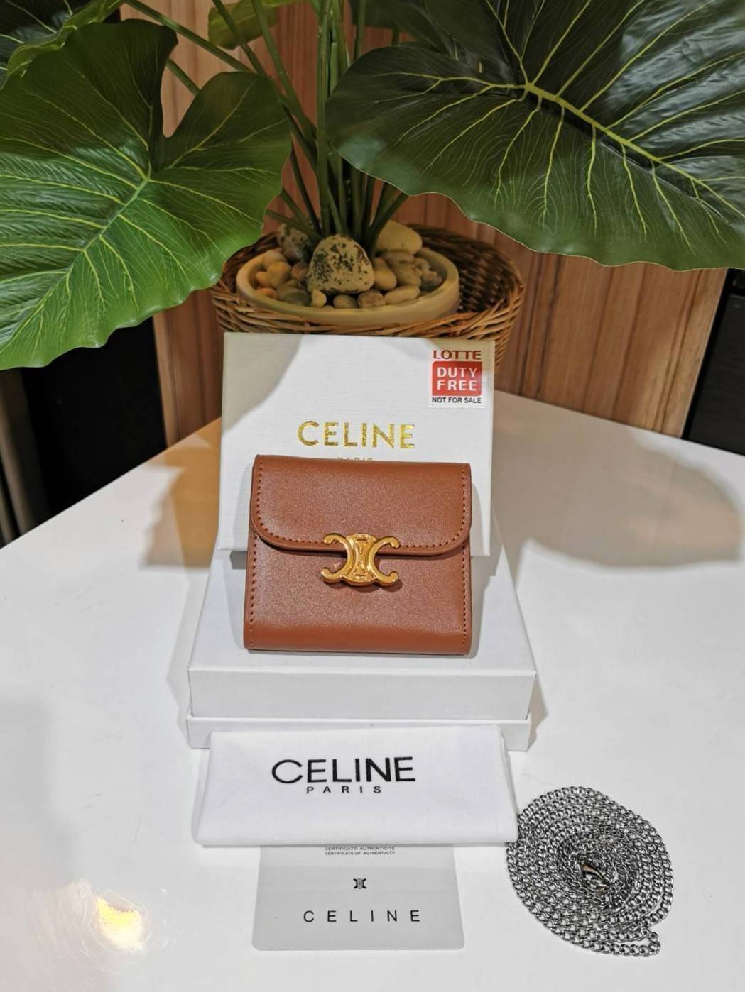 CELINE SHORT WALLET VIP กระเป๋าสตางค์ซีลีน หนังเรียบสวยอยู่ทรงมีโลโก้ด้านหน้าเปิดปิดด้วยฝาพับกระดุม ภายในมีช่องแบ่งหลายช่อง มีช่องใส่บัตรหลายช่อง ช่องใส่เหรียญ ช่องใส่ธนบัตร ใส่แบงก์พันได้เหมือนกระเป๋าสตางค์ยาวไอเท็มแนะนำ ล๊อตพิเศษ!! แถมสายโซ่สามารถสะพายไ