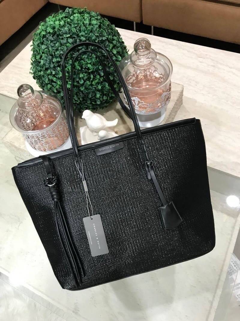 Charles & Keith Black Textured Tote Bag ฮอตฮิตตลอดกาลสำหรับรุ่นนี้ รุ่นยอดนิยม!! มากี่รอบกี่รอบก็ขายดี ใครไม่มีรุ่นนี้ติดตู้ไว้ถือว่าเชยมาก(!!) กระเป๋าสะพายทรง Shopping bag ใบใหญ่จุของได้ใจ น้ำหนักเบา โดดเด่นด้วย Textured วัสดุสานรอบใบ ตัดขอบหนัง สวยอยู่ท