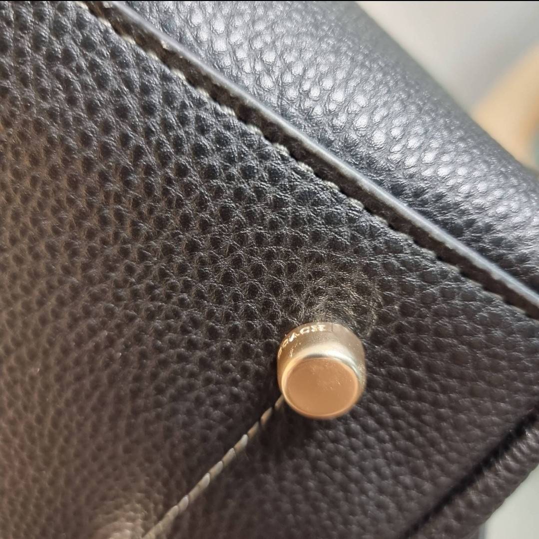 COACH HANNA CARRYALL IN SIGNATURE CANVAS / CH187 / CH195 / CH542 น้องใหม่ เรียบหรู ดูแพง กับกระเป๋าถือ/สะพายทรงสวย คงความคลาสสิค ดีไซน์ตกแต่งสายคาดจับจีบข้างกระเป๋าเพิ่มดีเทล มาพร้อมหูจับในตัว