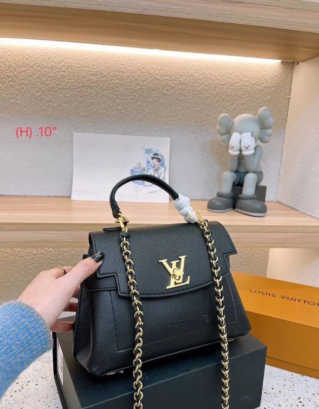 LV Cluny Monogram กระเป๋าสะพายหนังลายโมโนแกรมเปิดหน้า เป็นอีกทรงที่ขายดีมากเพราะใช้งานง่ายใช้ได้อเนกประสงค์ ด้านในกว้าง งานใช้สลับขึ้นแบบจากงานจริงเป๊ะเที่ยบเท่า แรร์ไอเท็มที่สาวๆต้องมี! มีหูจับในตัวและสายครอสบอดี้มาให้ ใช้งานง่าย เหมาะกับทุกสไตล์การแต่งต