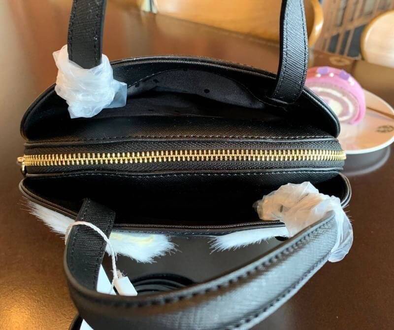 Kate spade new york penguin crossbody bag 📌สินค้าแนะนำ รุ่นหายากค่ะ!! กระเป๋าถือหรือสะพายข้าง วัสดุหนังซาฟเฟียโน่ หนังนิ่มมือ น้ำหนักเบาค่ะ ด้านหน้าแต่งดีเทลรูปตาติดขนมิ้งได้สุดเก๋มากๆค่ะ ช่องใส่กระเป๋าแบ่งเป็น3ช่อง มีข่องซิปหลักตรงกลาง แต่ละช่องก